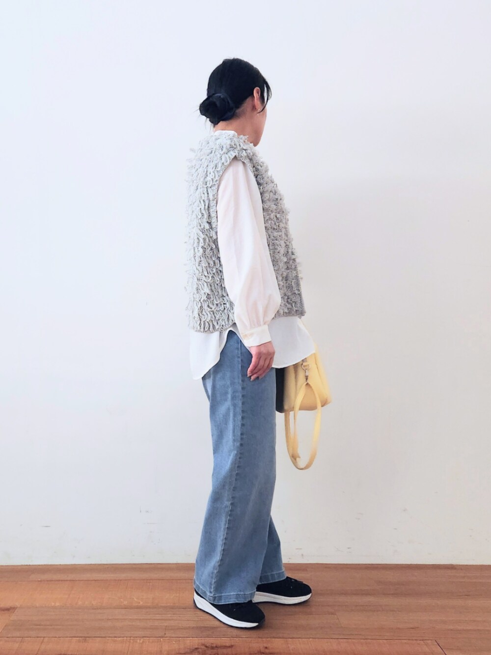 ブラック系のスニーカー、ブルー系のその他パンツ、イエロー系のショルダーバッグを着用したレディースの春コーディネートの2枚目の写真