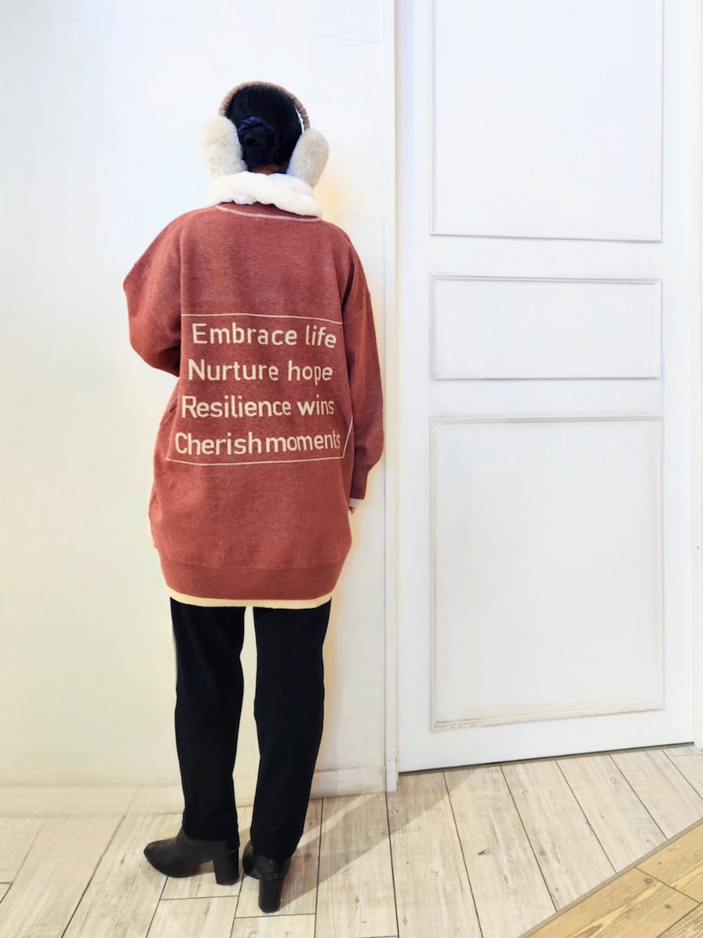 ブラック系のその他パンツ、ブラウン系のチュニック、ブラック系のブーツを着用したレディースの冬コーディネートの3枚目の写真