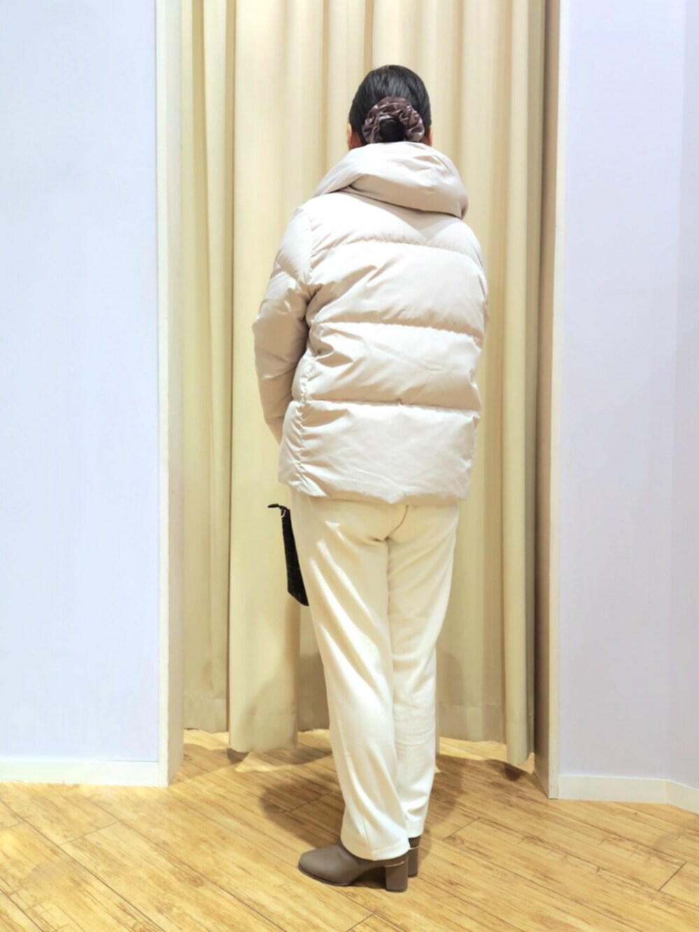 ブラウン系のブーツ、ベージュ系のダウンジャケット/コート、ホワイト系のその他パンツを着用したレディースの冬コーディネートの4枚目の写真