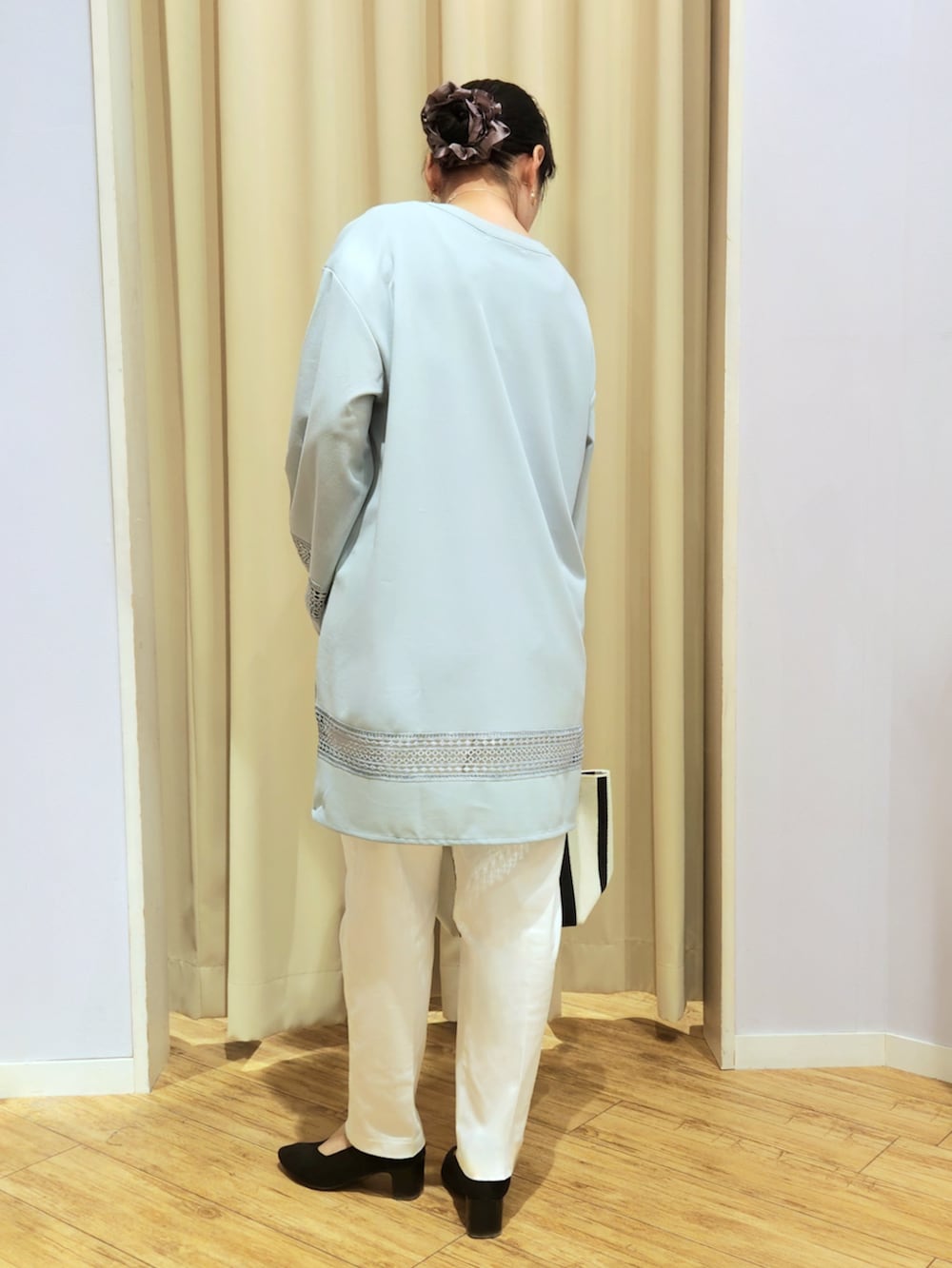 ブラック系のパンプス、ホワイト系のその他パンツ、ブラック系のトートバッグを着用したレディースの春コーディネートの4枚目の写真