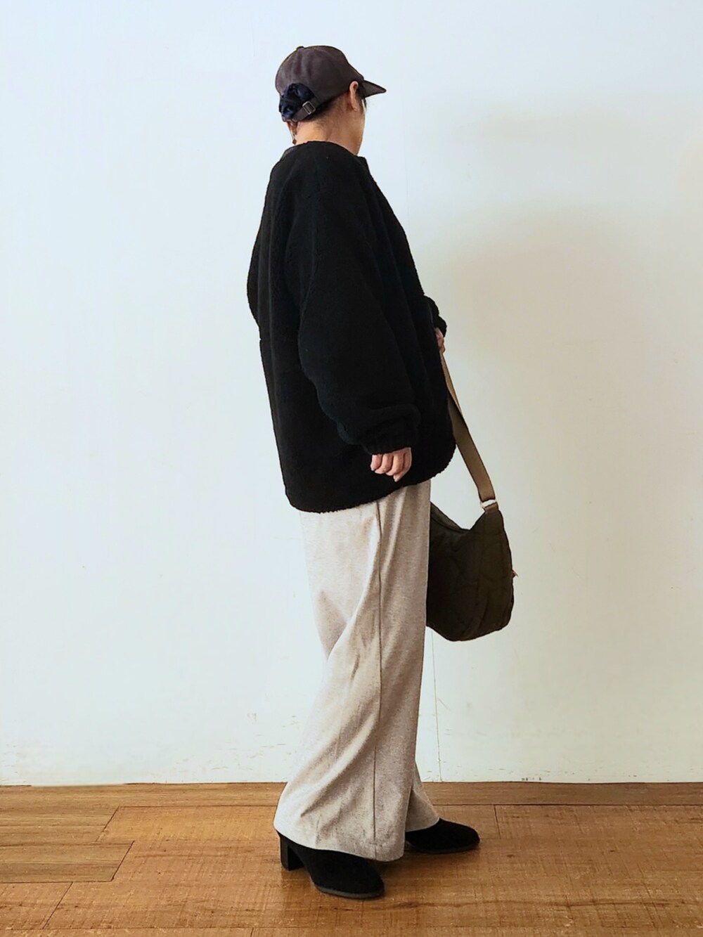 ブラック系のブーツ、グレー系のその他パンツ、グレー系のニット/セーターを着用したレディースの秋コーディネートの2枚目の写真