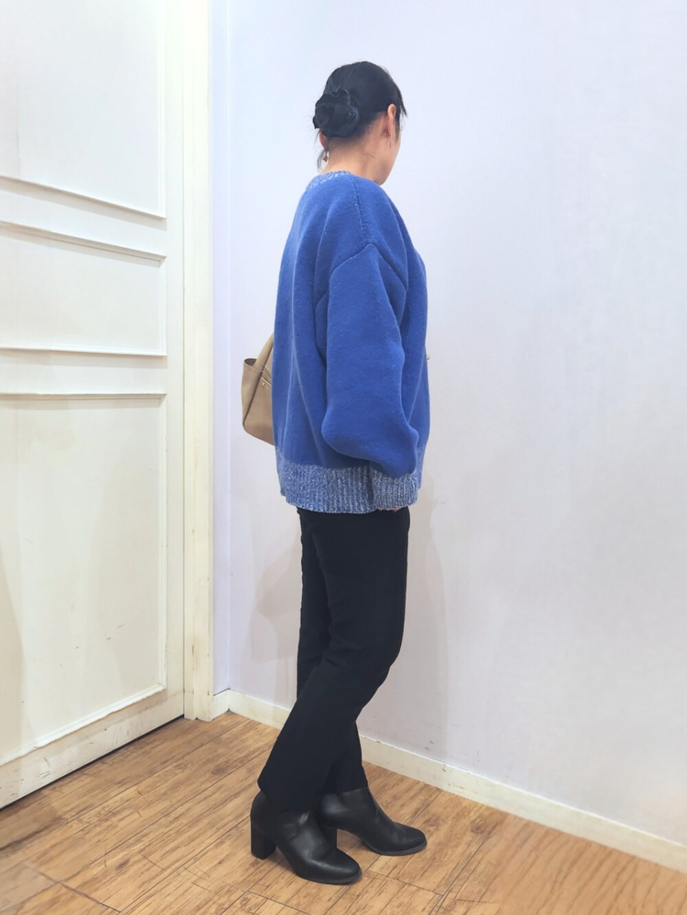 ブラック系のブーツ、ブラック系のその他パンツ、ブルー系のニット/セーターを着用したレディースの冬コーディネートの2枚目の写真