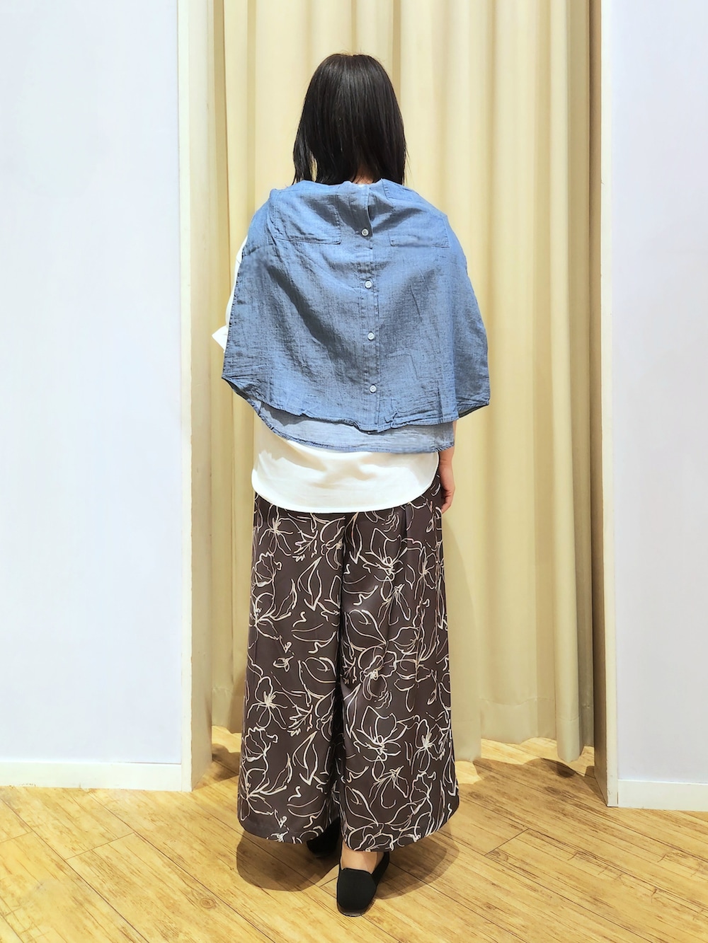 ブラック系のパンプス、ブルー系のシャツ/ブラウス、ブラウン系のその他パンツを着用したレディースの春コーディネートの3枚目の写真