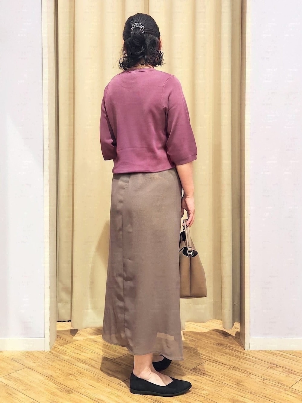 パープル系のニット/セーター、ブラウン系のスカート、ブラック系のパンプスを着用したレディースの夏コーディネートの4枚目の写真