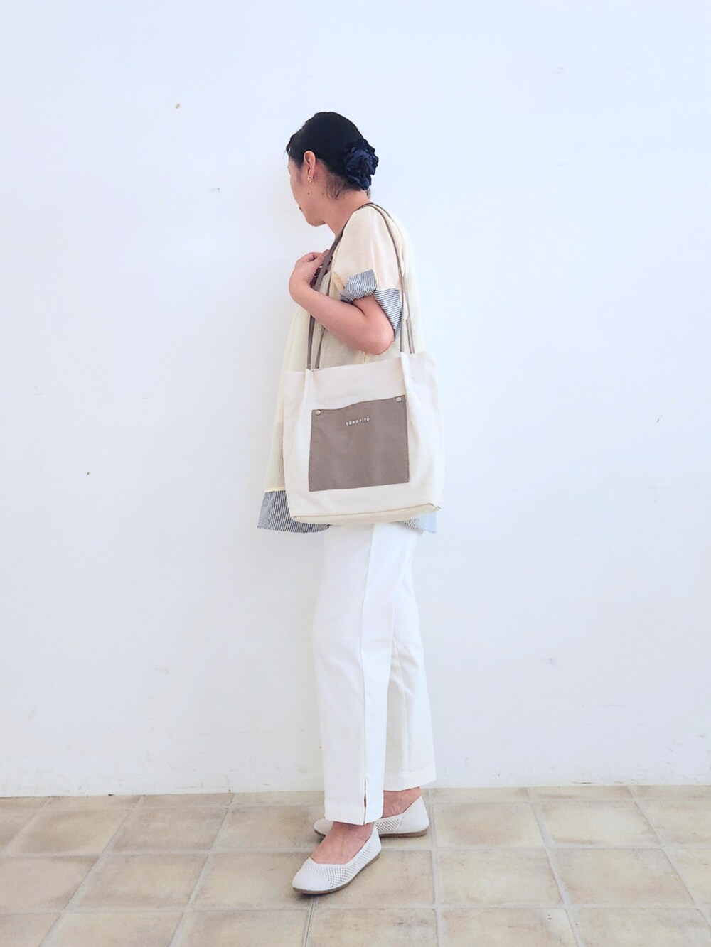 ホワイト系のパンプス、ホワイト系のその他パンツ、グレー系のトートバッグを着用したレディースの夏コーディネートの2枚目の写真