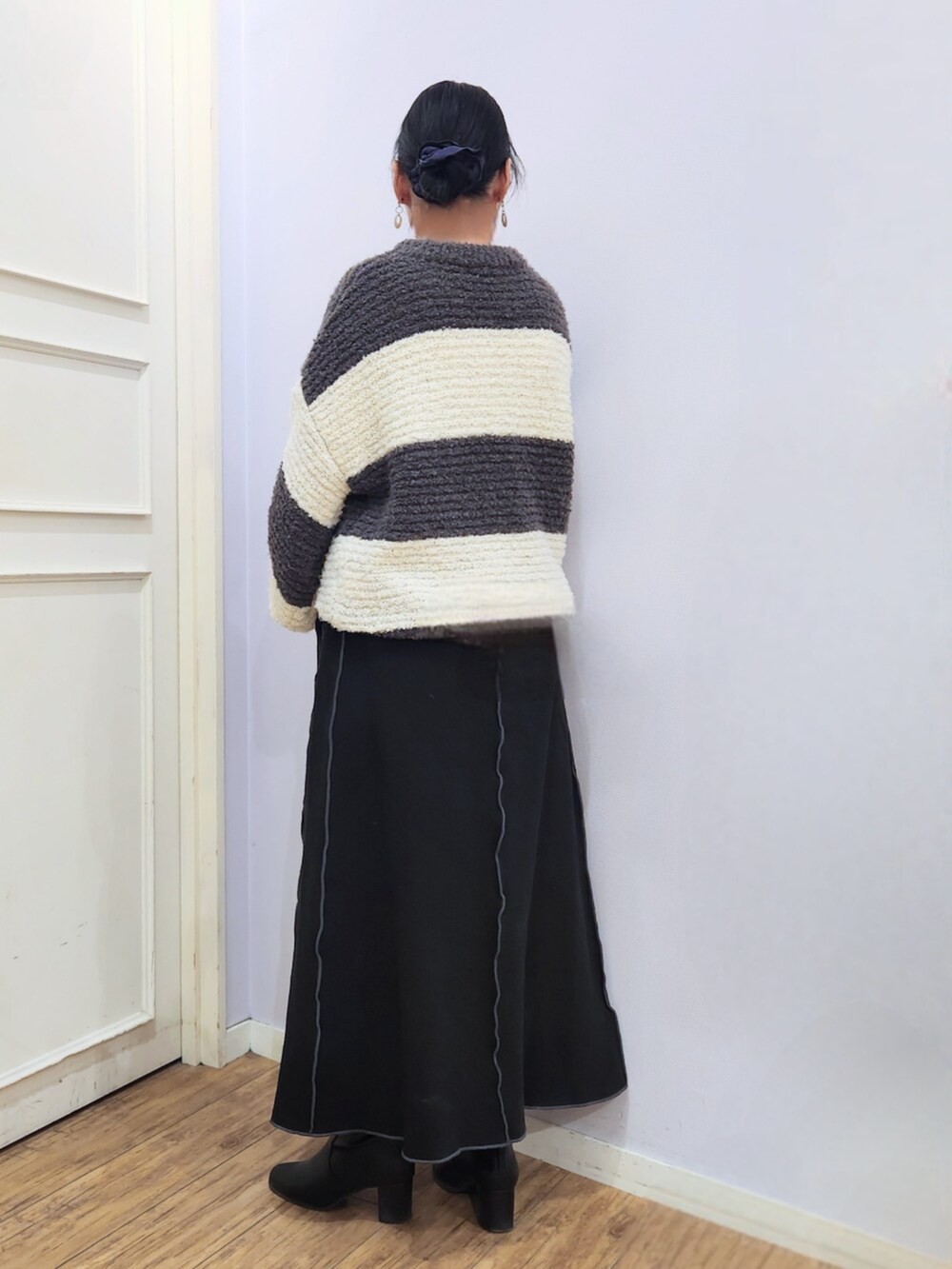 ブラック系のブーツ、ベージュ系のショルダーバッグ、グレー系のニット/セーターを着用したレディースの秋コーディネートの3枚目の写真