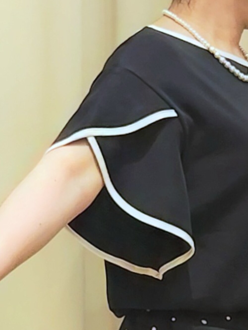 ブラウン系のサンダル、ベージュ系のショルダーバッグ、ブラック系のTシャツ/カットソーを着用したレディースの夏コーディネートの7枚目の写真