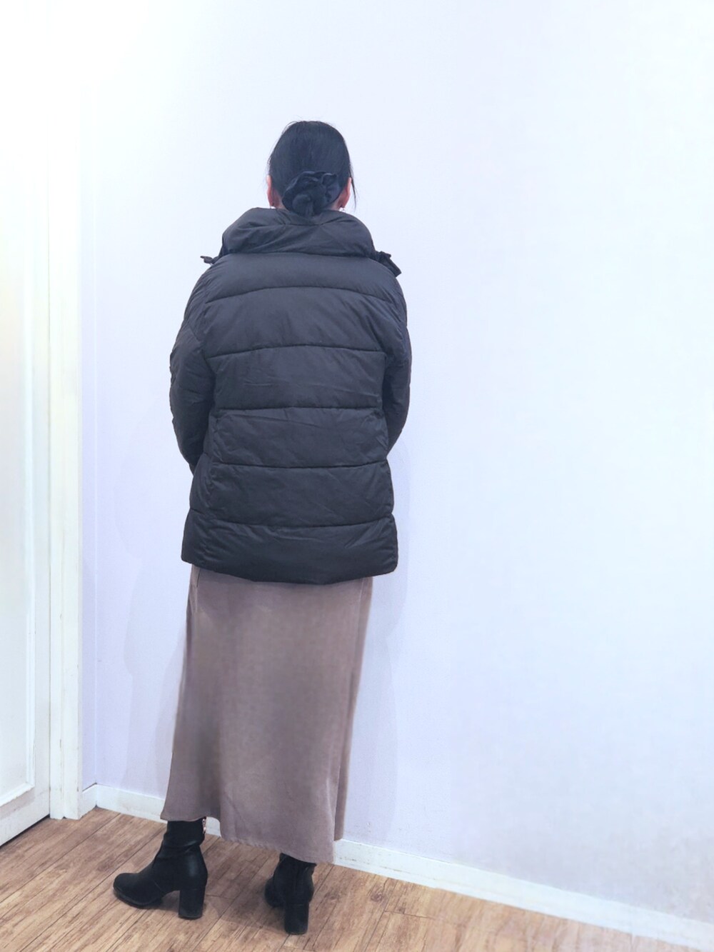 ブラック系のブーツ、ブラック系のショルダーバッグ、ブラック系のその他アウターを着用したレディースの秋コーディネートの3枚目の写真