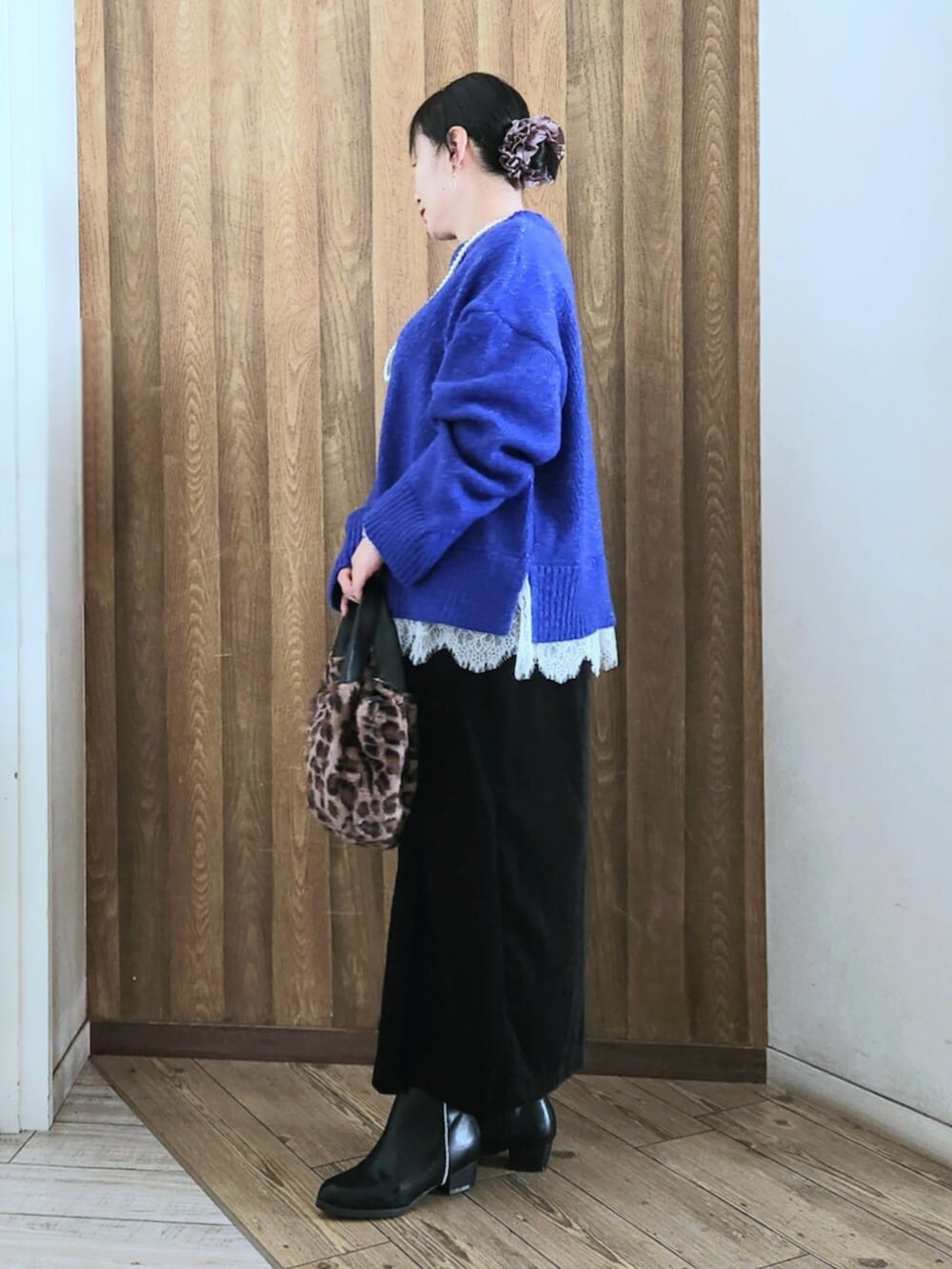 ブラック系のブーツ、ブラウン系のテーラードジャケット、ブラウン系のトートバッグを着用したレディースの秋コーディネートの5枚目の写真