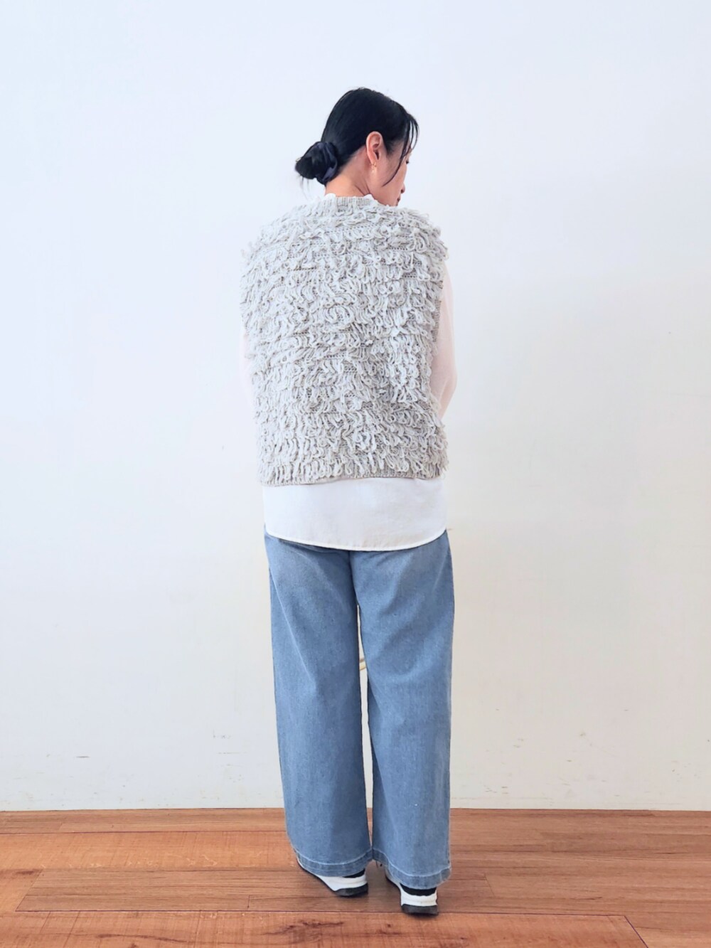 ブラック系のスニーカー、ブルー系のその他パンツ、イエロー系のショルダーバッグを着用したレディースの春コーディネートの3枚目の写真