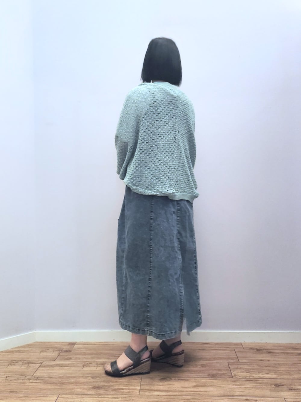 ブラック系のトートバッグ、その他のサンダル、ブルー系のワンピースを着用したレディースの春コーディネートの3枚目の写真