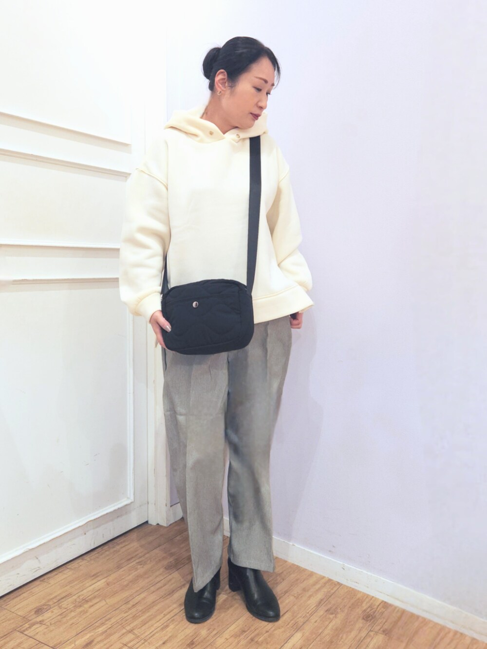 ブラック系のブーツ、グレー系のその他パンツ、ホワイト系のスウェットを着用したレディースの冬コーディネートの4枚目の写真