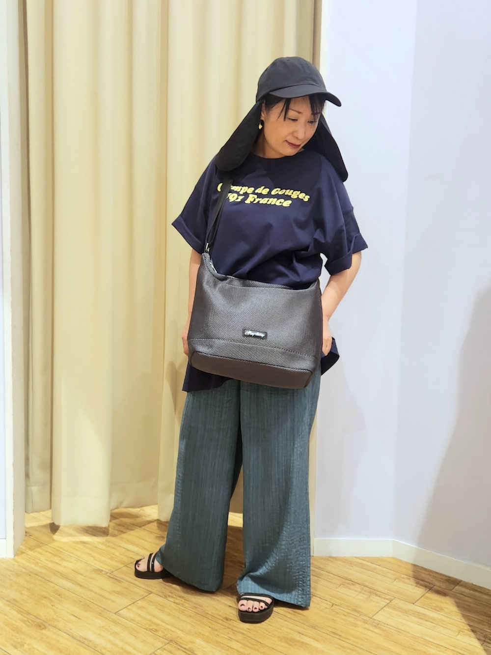 ブラック系のサンダル、グレー系のショルダーバッグ、ブルー系のTシャツ/カットソーを着用した夏コーディネートの5枚目の写真