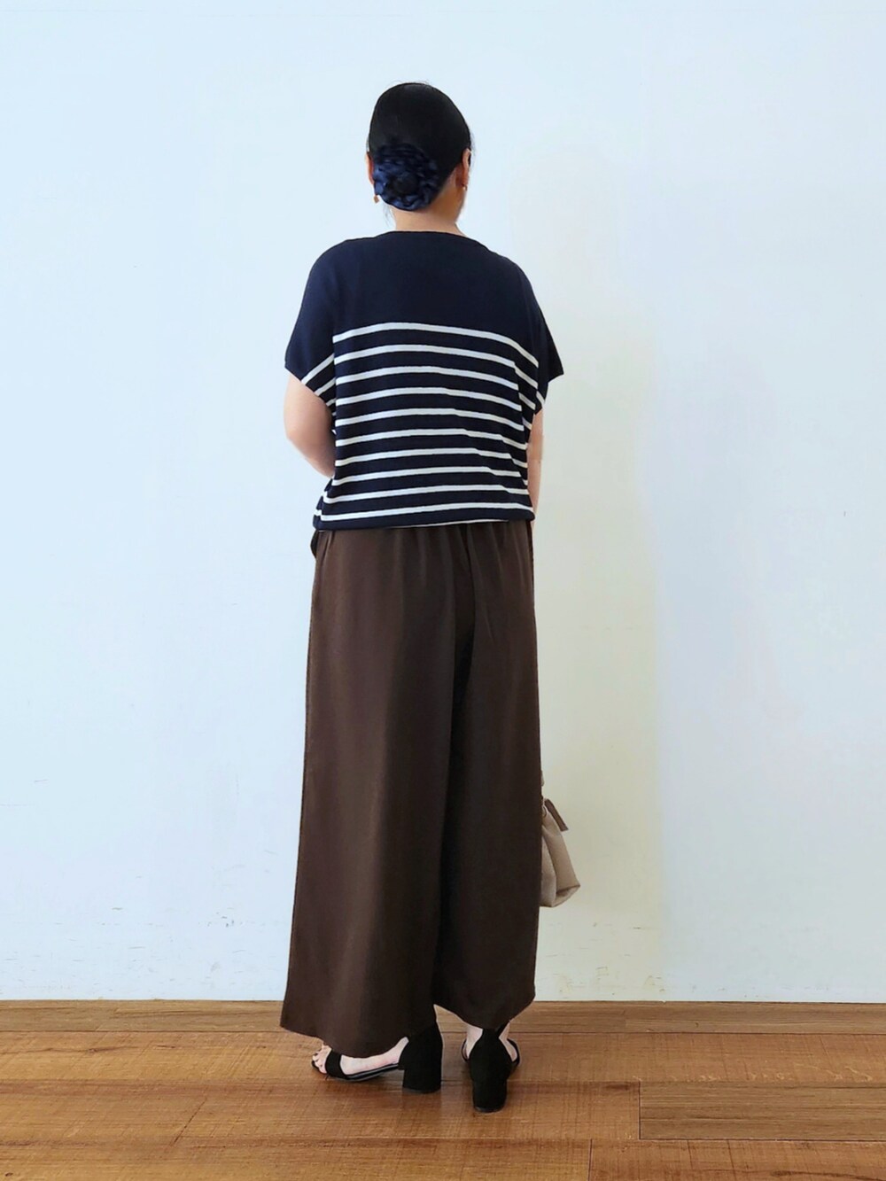 ブルー系のニット/セーター、ブラック系のサンダル、ブラウン系のその他パンツを着用したレディースの夏コーディネートの3枚目の写真