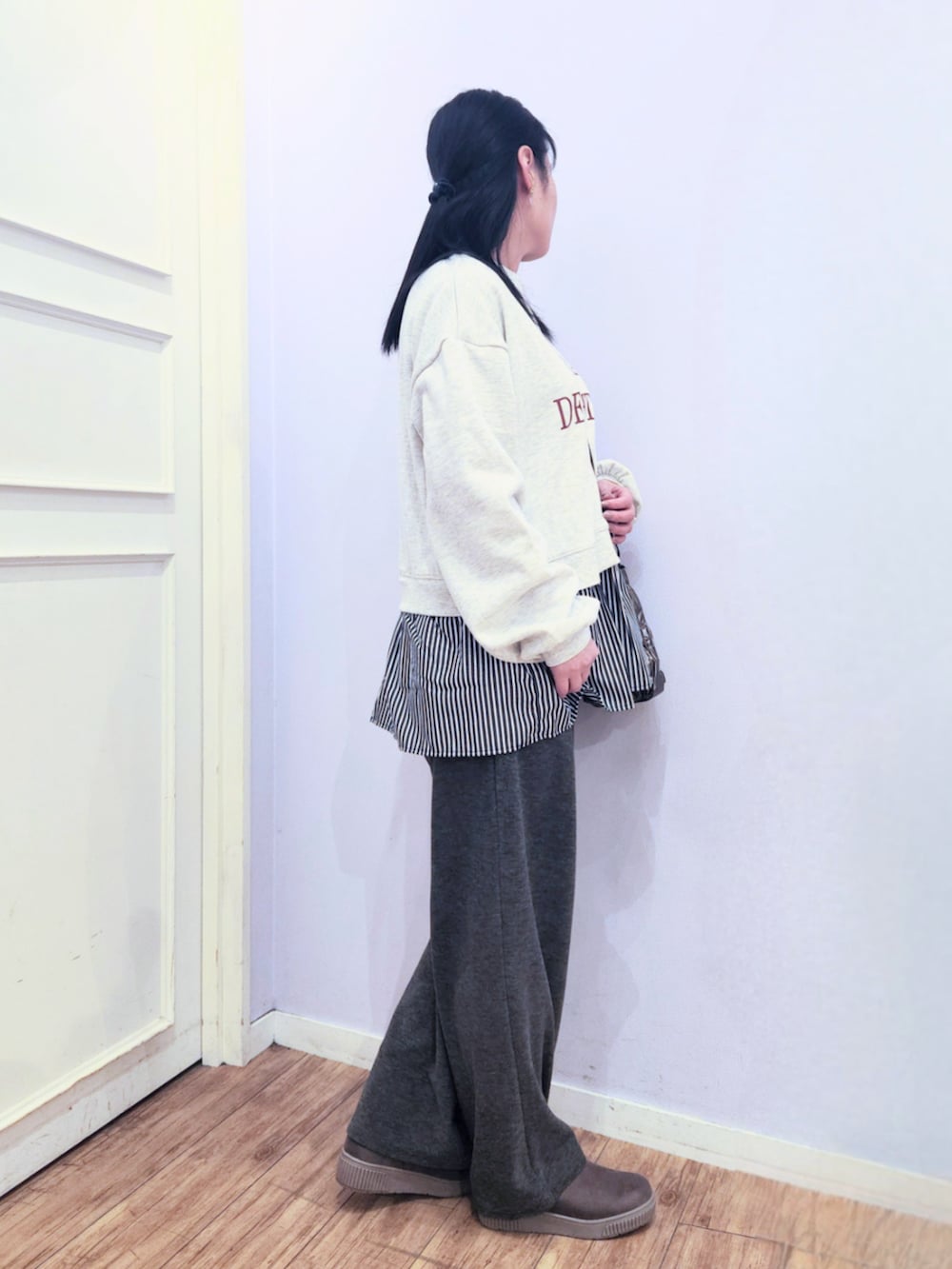 その他のショルダーバッグ、グレー系のその他パンツ、ブラウン系のブーツを着用したレディースの冬コーディネートの2枚目の写真