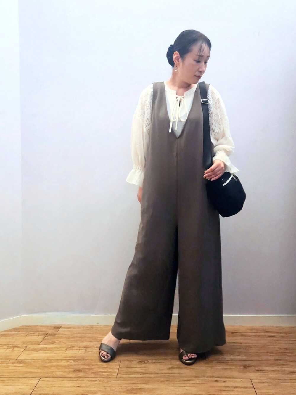 ブラック系のショルダーバッグ、その他のサンダル、ホワイト系のシャツ/ブラウスを着用したレディースの夏コーディネートの2枚目の写真