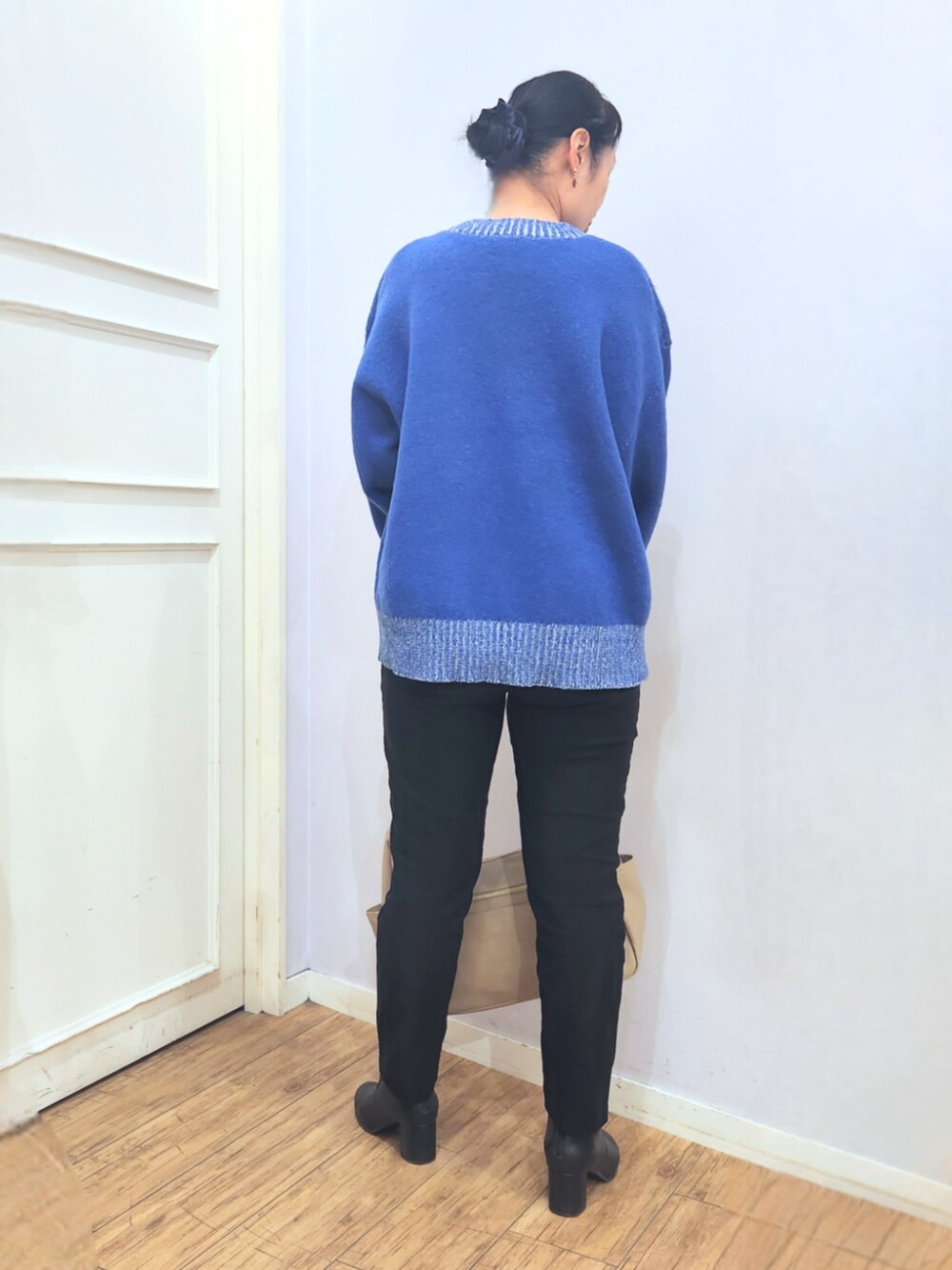 ブラック系のブーツ、ブラック系のその他パンツ、ブルー系のニット/セーターを着用したレディースの冬コーディネートの3枚目の写真