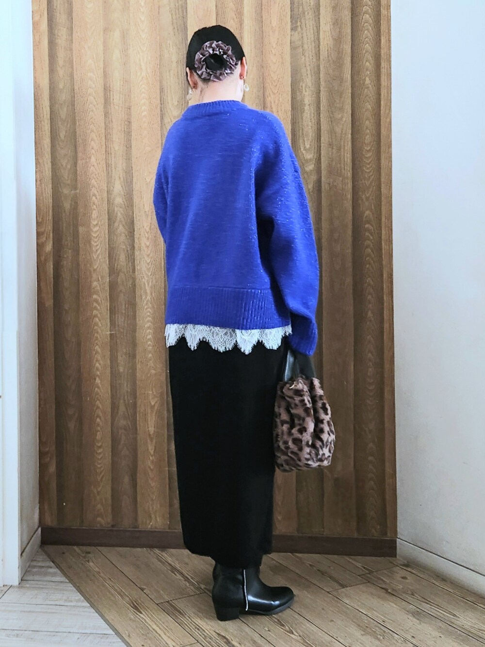 ブラック系のブーツ、ブラウン系のテーラードジャケット、ブラウン系のトートバッグを着用したレディースの秋コーディネートの6枚目の写真