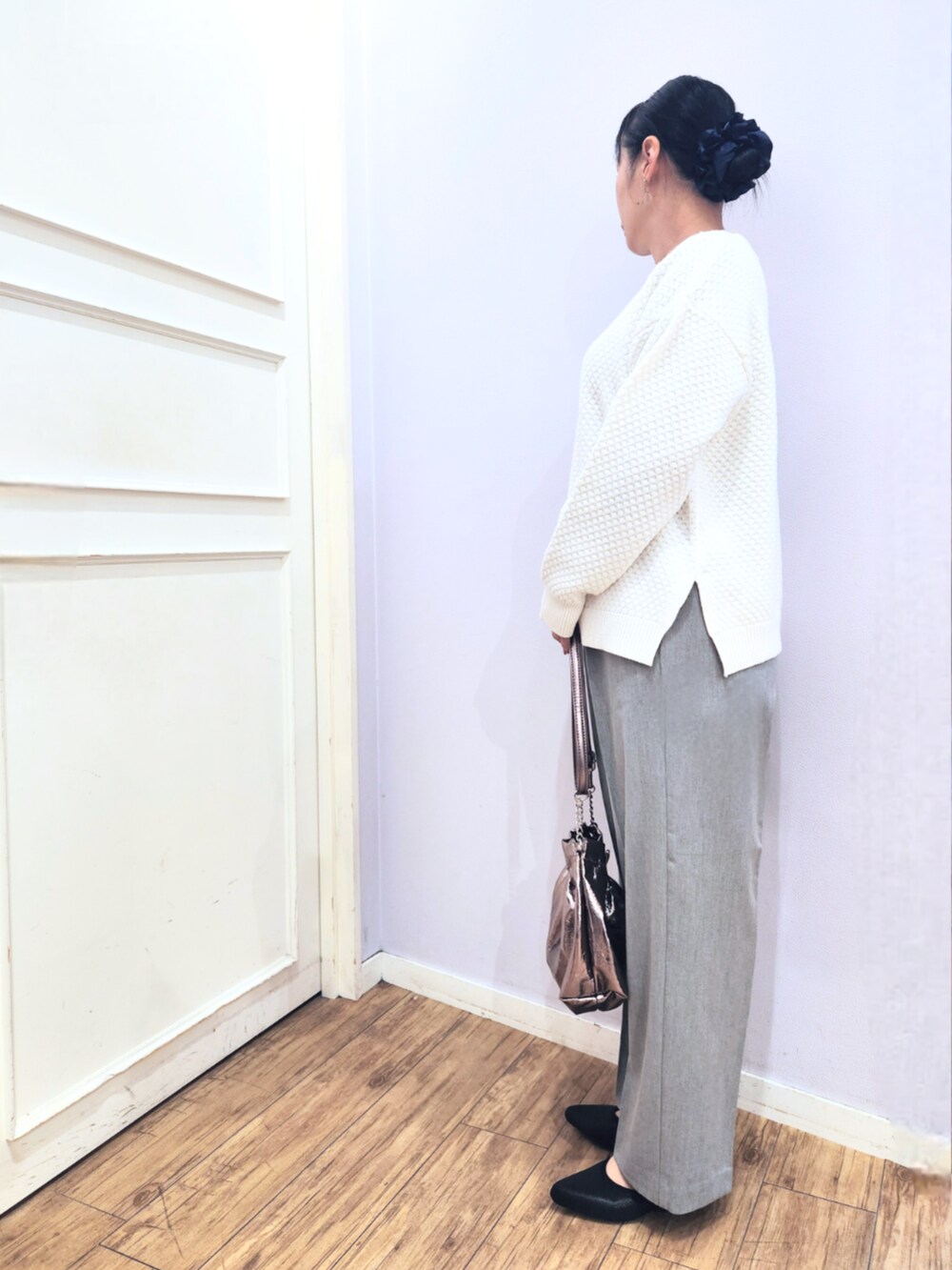 ブラック系のその他シューズ、グレー系のその他パンツ、その他のショルダーバッグを着用したレディースの冬コーディネートの2枚目の写真