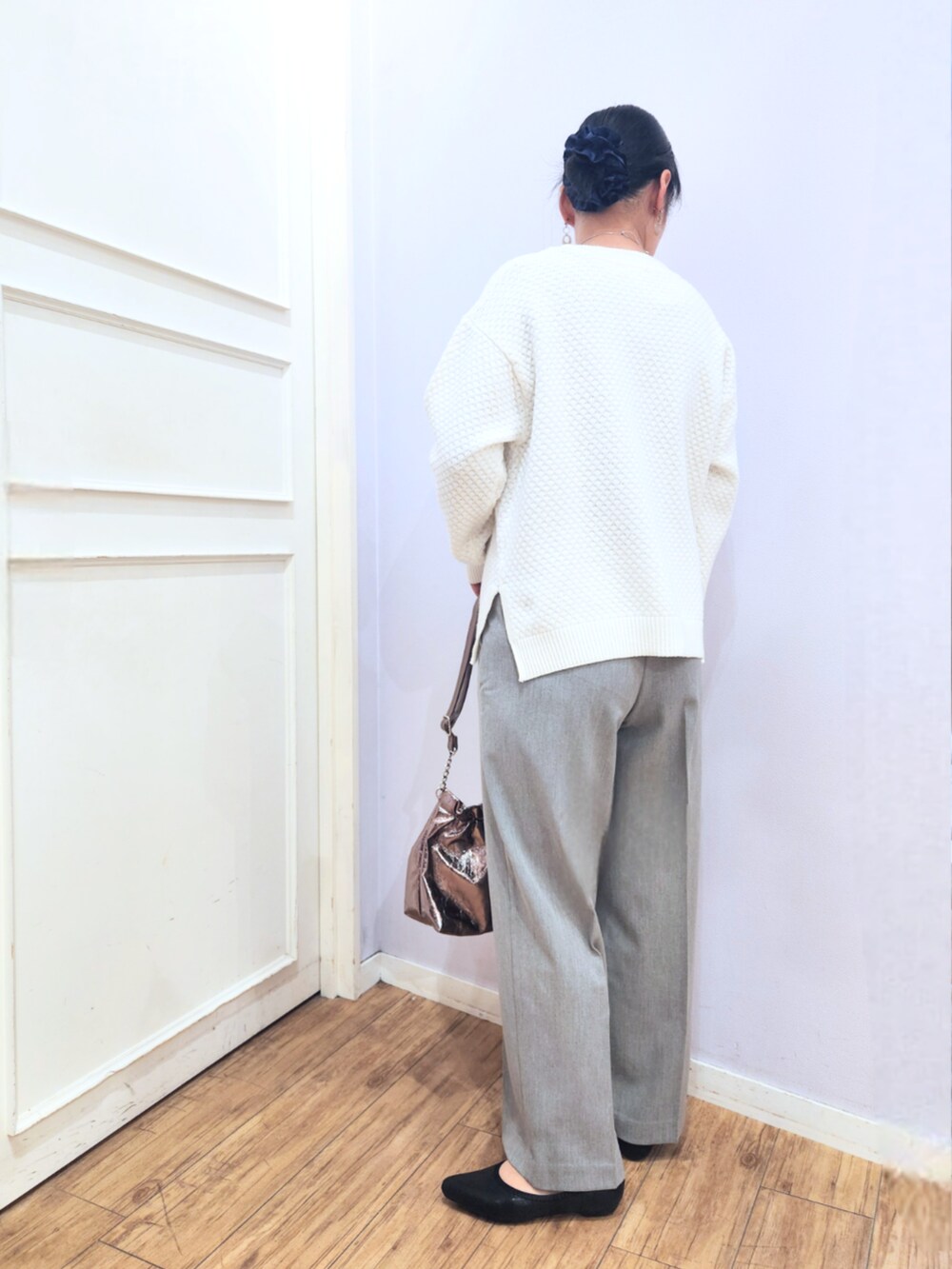 ブラック系のその他シューズ、グレー系のその他パンツ、その他のショルダーバッグを着用したレディースの冬コーディネートの3枚目の写真