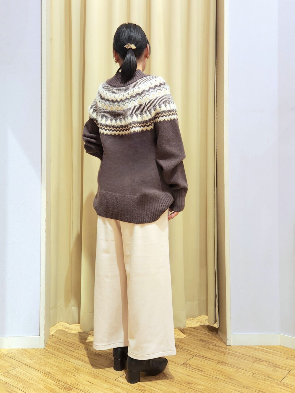 ホワイト系のその他パンツ、ブラウン系のニット/セーター、ブラック系のショルダーバッグを着用したレディースの冬コーディネートの6枚目の写真