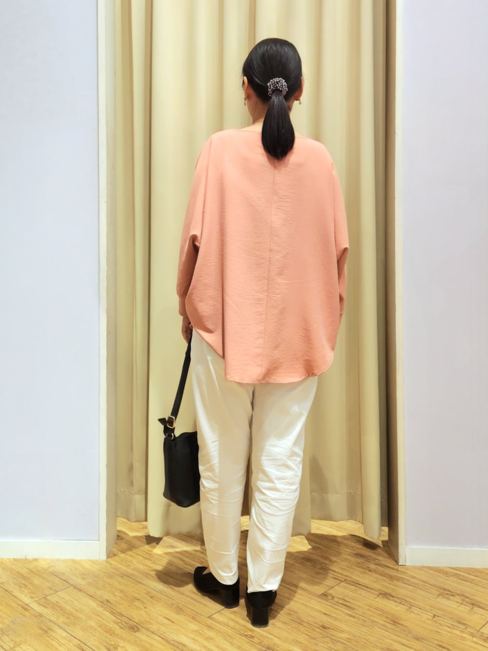 ホワイト系のその他パンツ、ブラック系のパンプス、ピンク系のシャツ/ブラウスを着用したレディースの春コーディネートの3枚目の写真