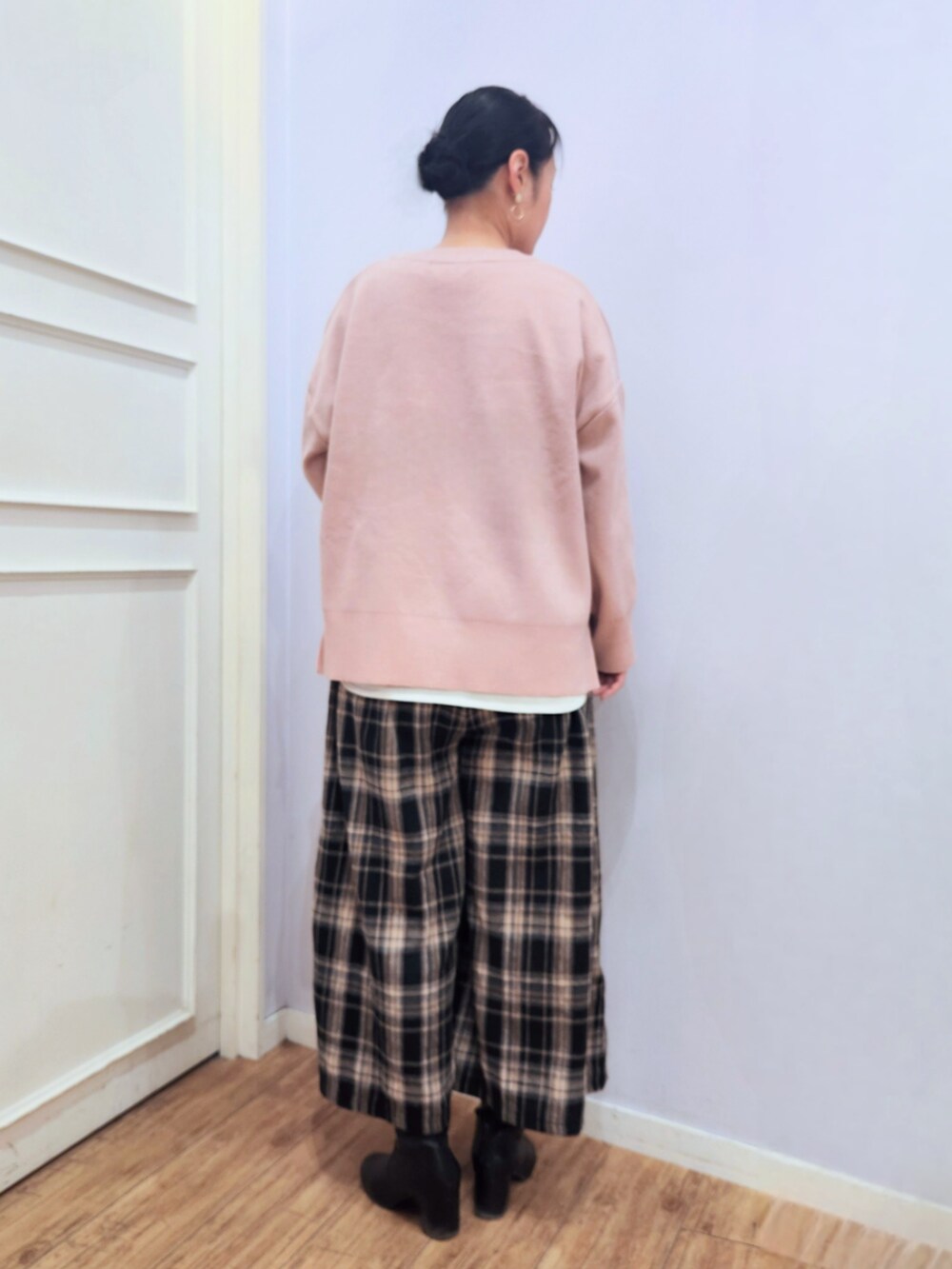 ブラック系のブーツ、ブラック系のその他パンツ、ピンク系のニット/セーターを着用したレディースの冬コーディネートの3枚目の写真