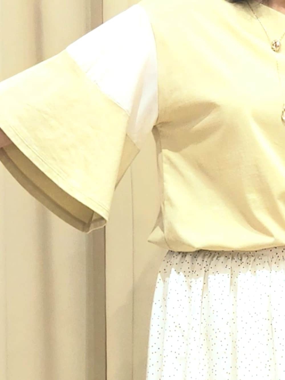 ホワイト系のスカート、ブラック系のサンダル、ブラック系のトートバッグを着用したレディースの夏コーディネートの4枚目の写真