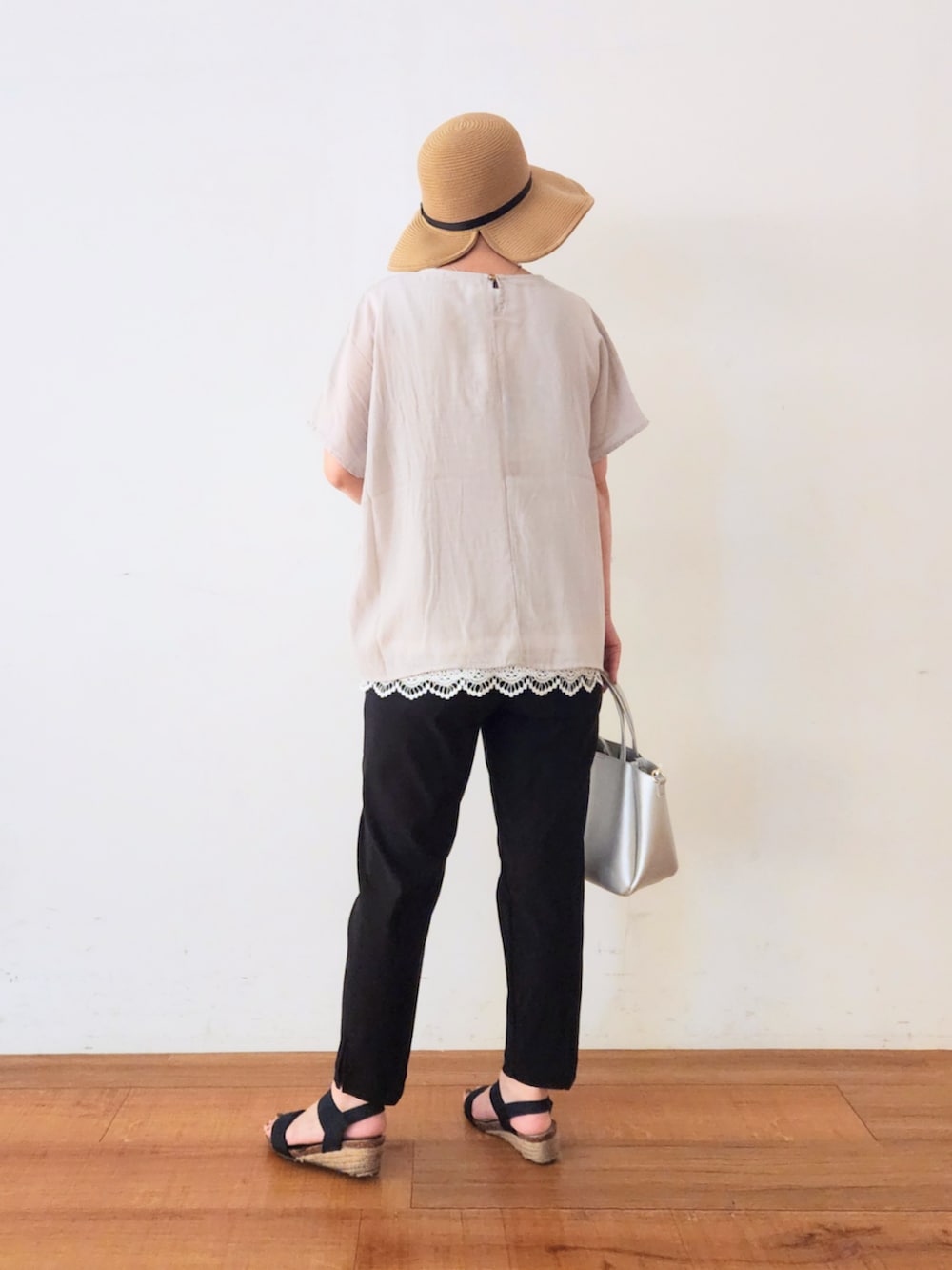 シルバー系のトートバッグ、ブラック系のサンダル、ブラック系のその他パンツを着用したレディースの夏コーディネートの3枚目の写真