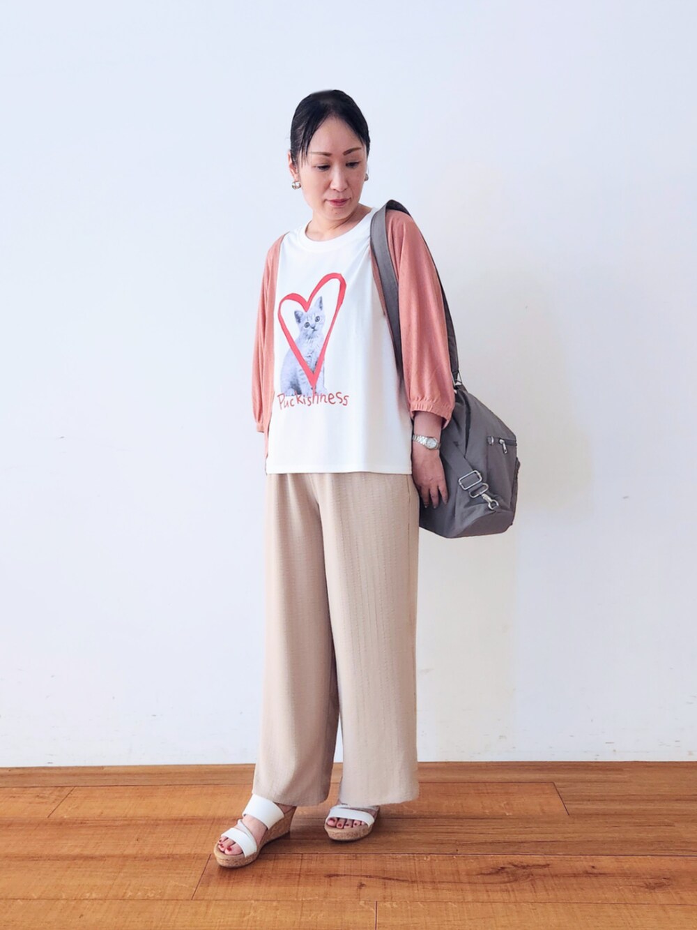 ホワイト系のサンダル、ピンク系のカーディガン/ボレロ、ベージュ系のその他パンツを着用したレディースの夏コーディネートの2枚目の写真