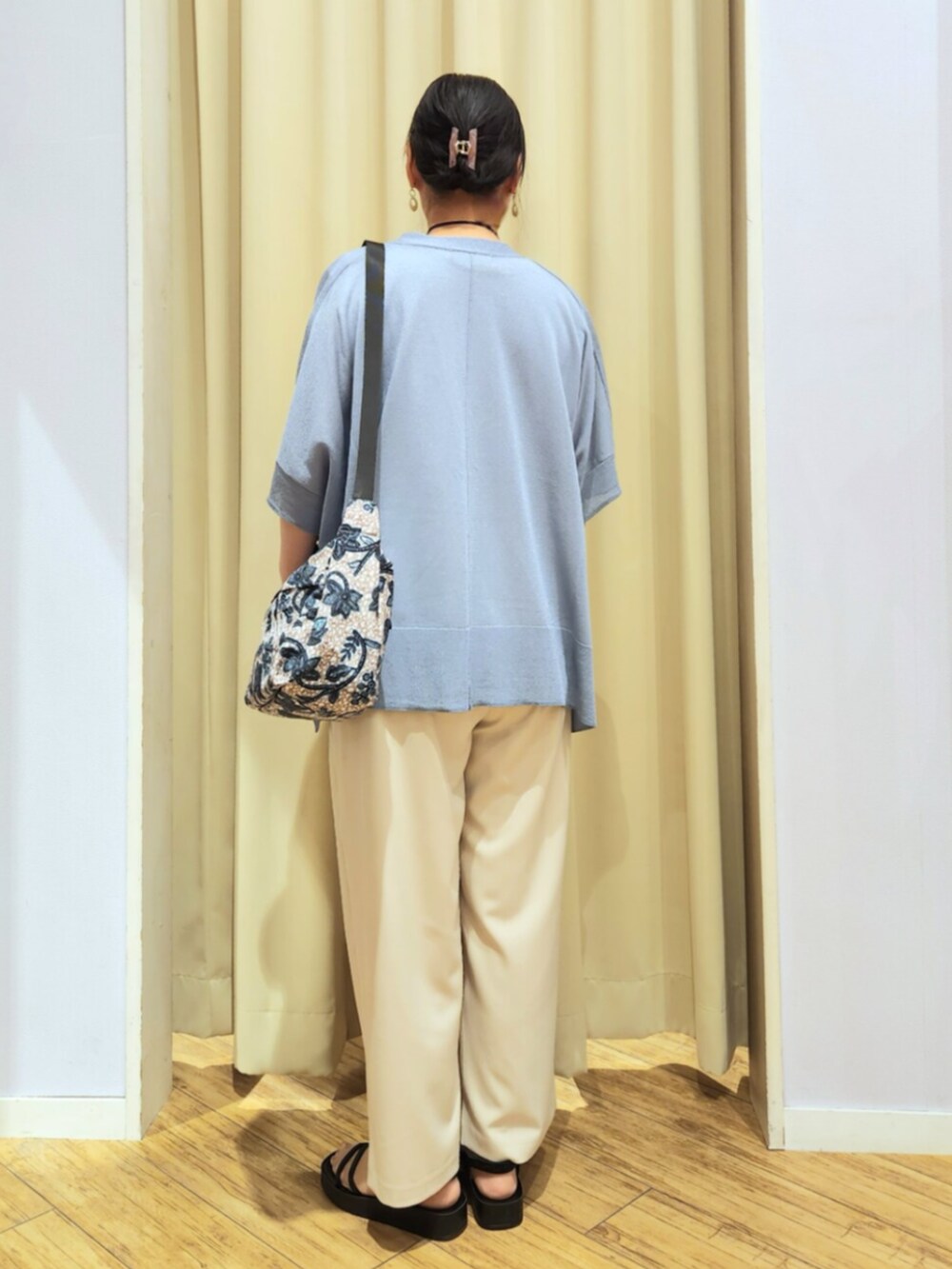 ホワイト系のTシャツ/カットソー、ベージュ系のその他パンツ、ブルー系のカーディガン/ボレロを着用したレディースの春コーディネートの3枚目の写真