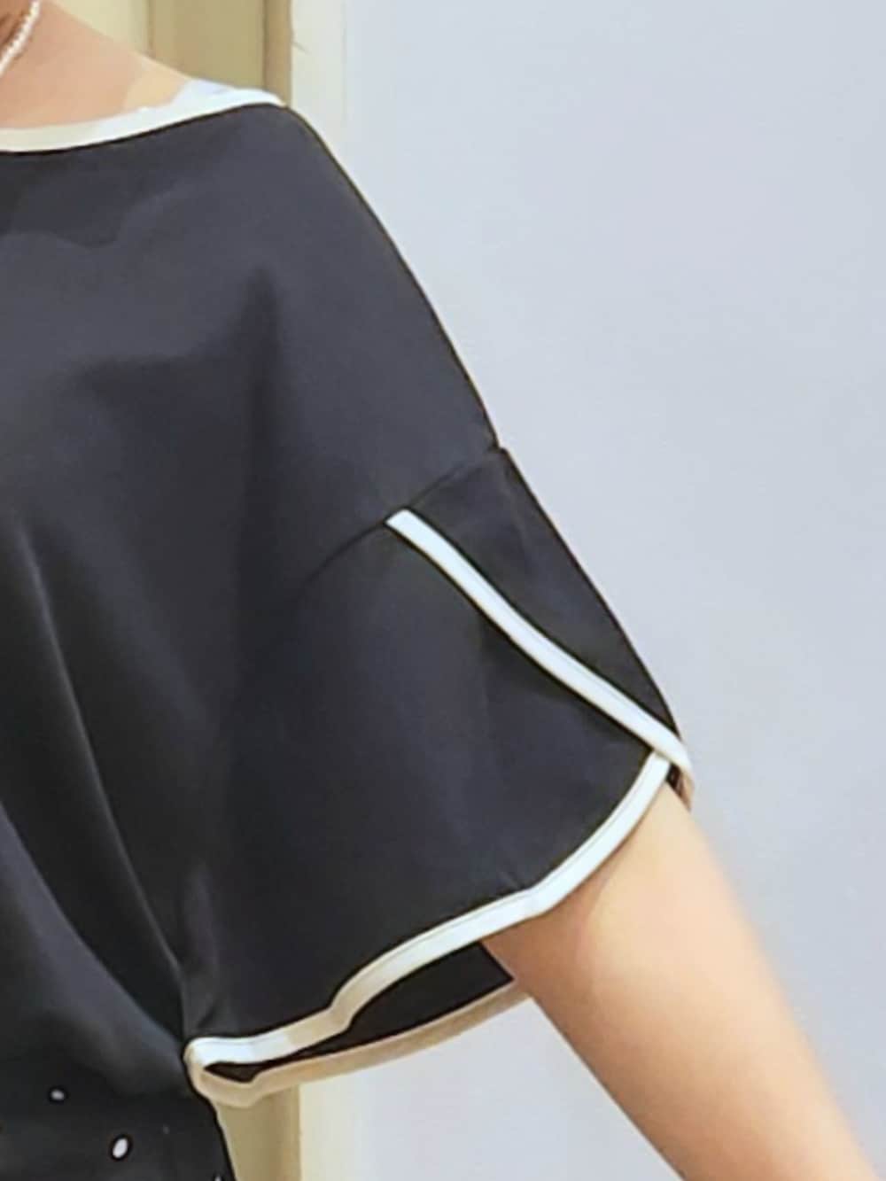 ブラウン系のサンダル、ベージュ系のショルダーバッグ、ブラック系のTシャツ/カットソーを着用したレディースの夏コーディネートの6枚目の写真