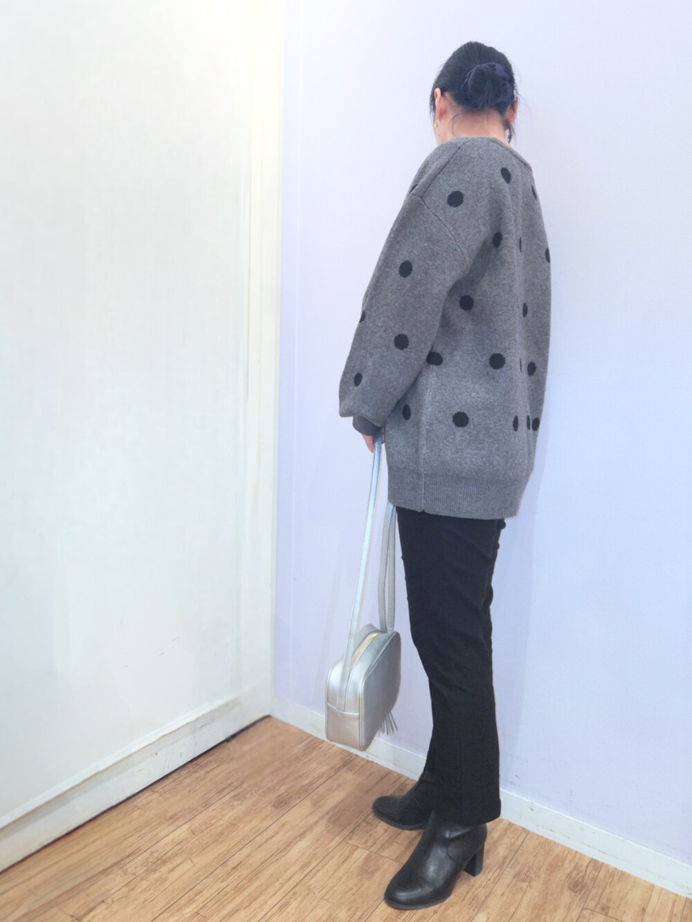 ブラック系のブーツ、シルバー系のショルダーバッグ、ブラック系のその他パンツを着用したレディースの冬コーディネートの2枚目の写真