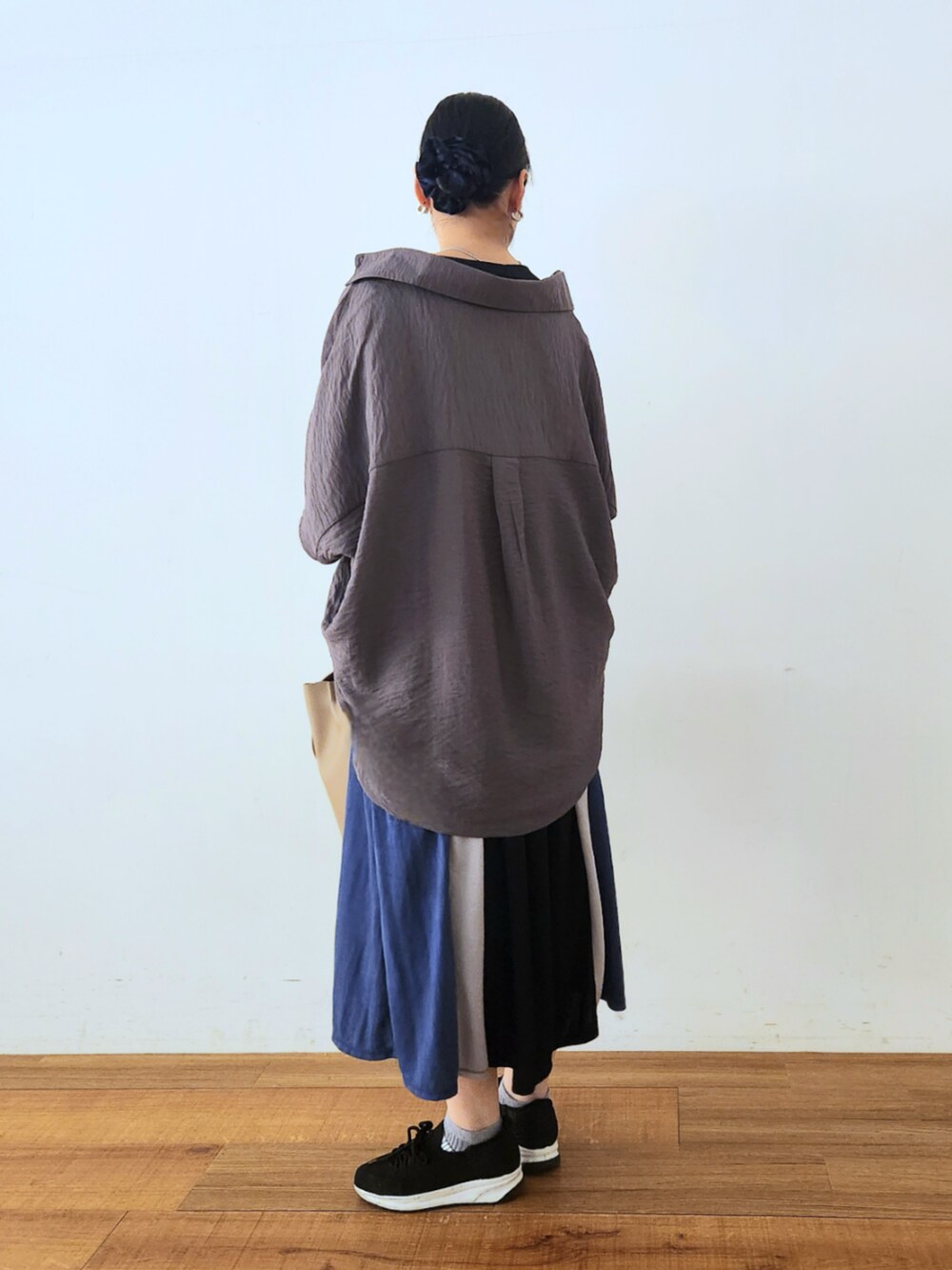 ブラック系のスニーカー、ブラウン系のシャツ/ブラウス、ブラック系のワンピースを着用したレディースの夏コーディネートの3枚目の写真