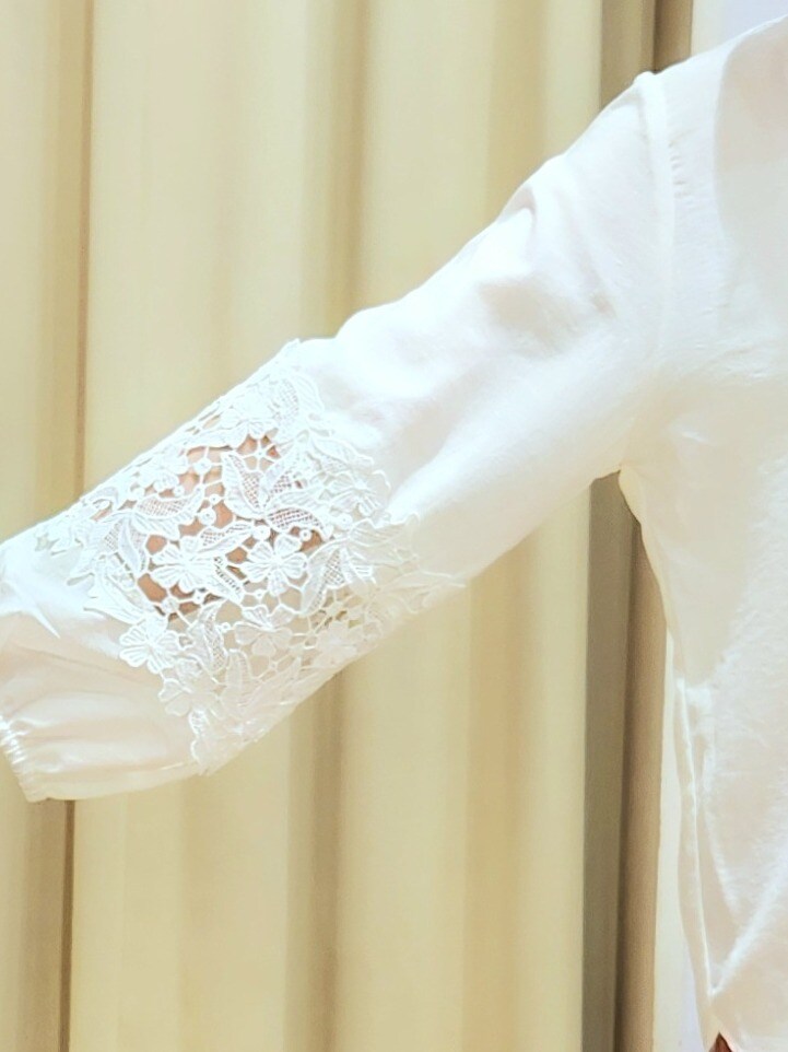 ブラウン系のサンダル、レッド系のその他パンツ、ブラウン系のショルダーバッグを着用したレディースの夏コーディネートの5枚目の写真