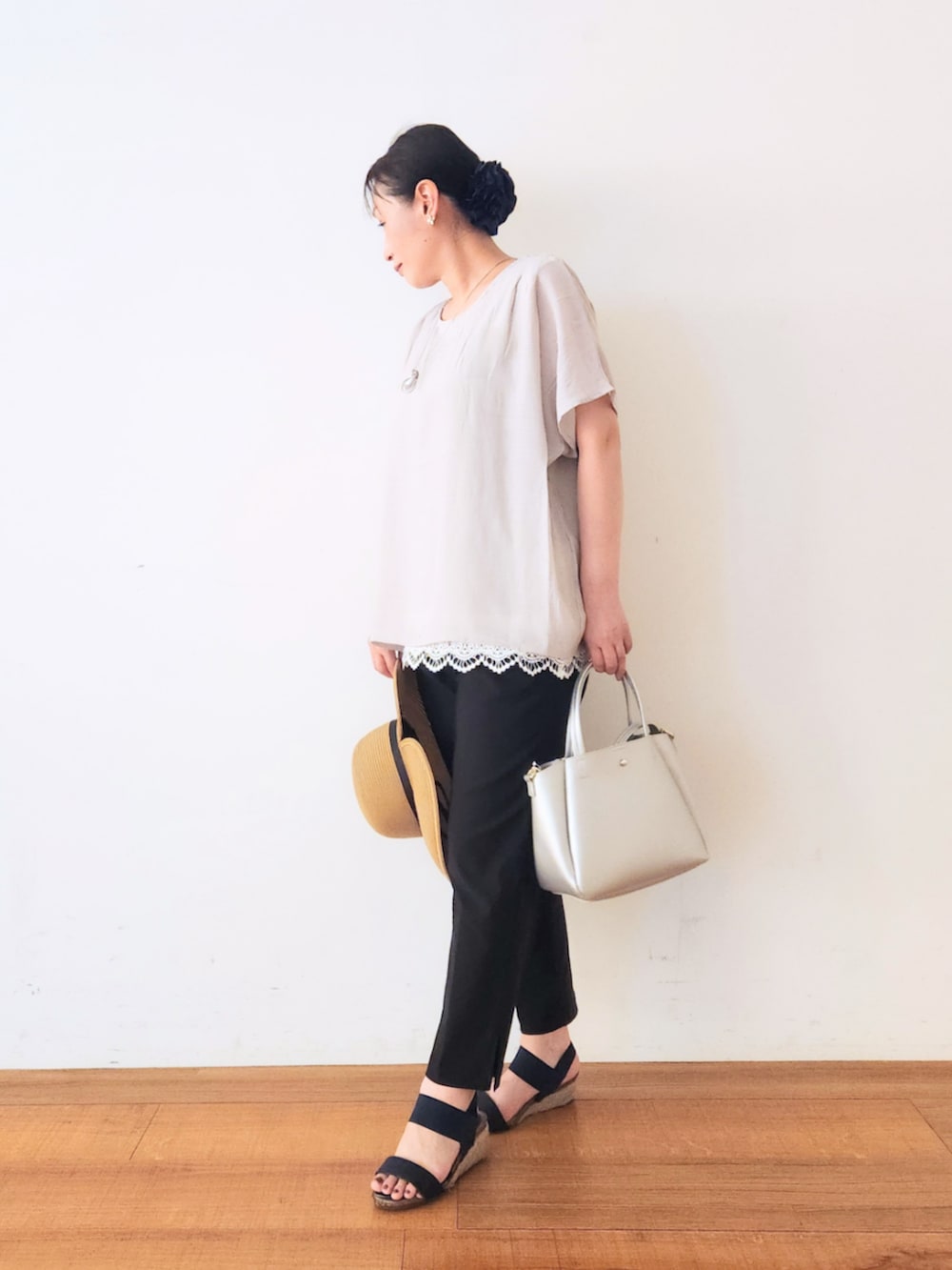シルバー系のトートバッグ、ブラック系のサンダル、ブラック系のその他パンツを着用したレディースの夏コーディネートの5枚目の写真