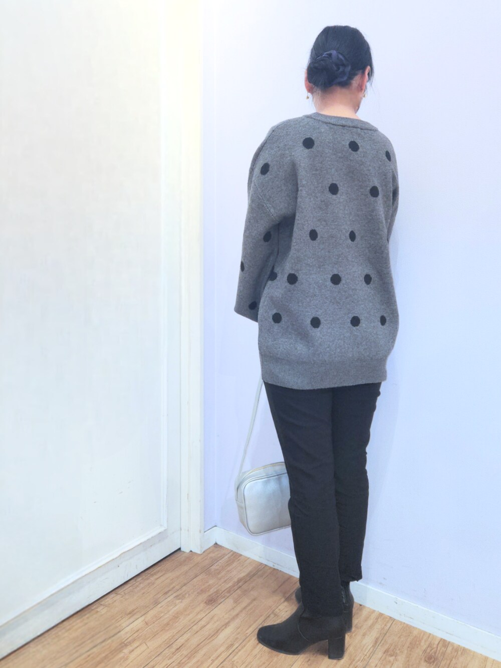 ブラック系のブーツ、シルバー系のショルダーバッグ、ブラック系のその他パンツを着用したレディースの冬コーディネートの3枚目の写真