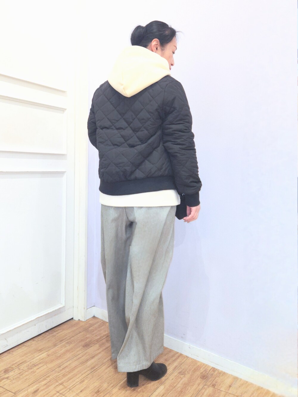 ブラック系のブーツ、グレー系のその他パンツ、ホワイト系のスウェットを着用したレディースの冬コーディネートの3枚目の写真