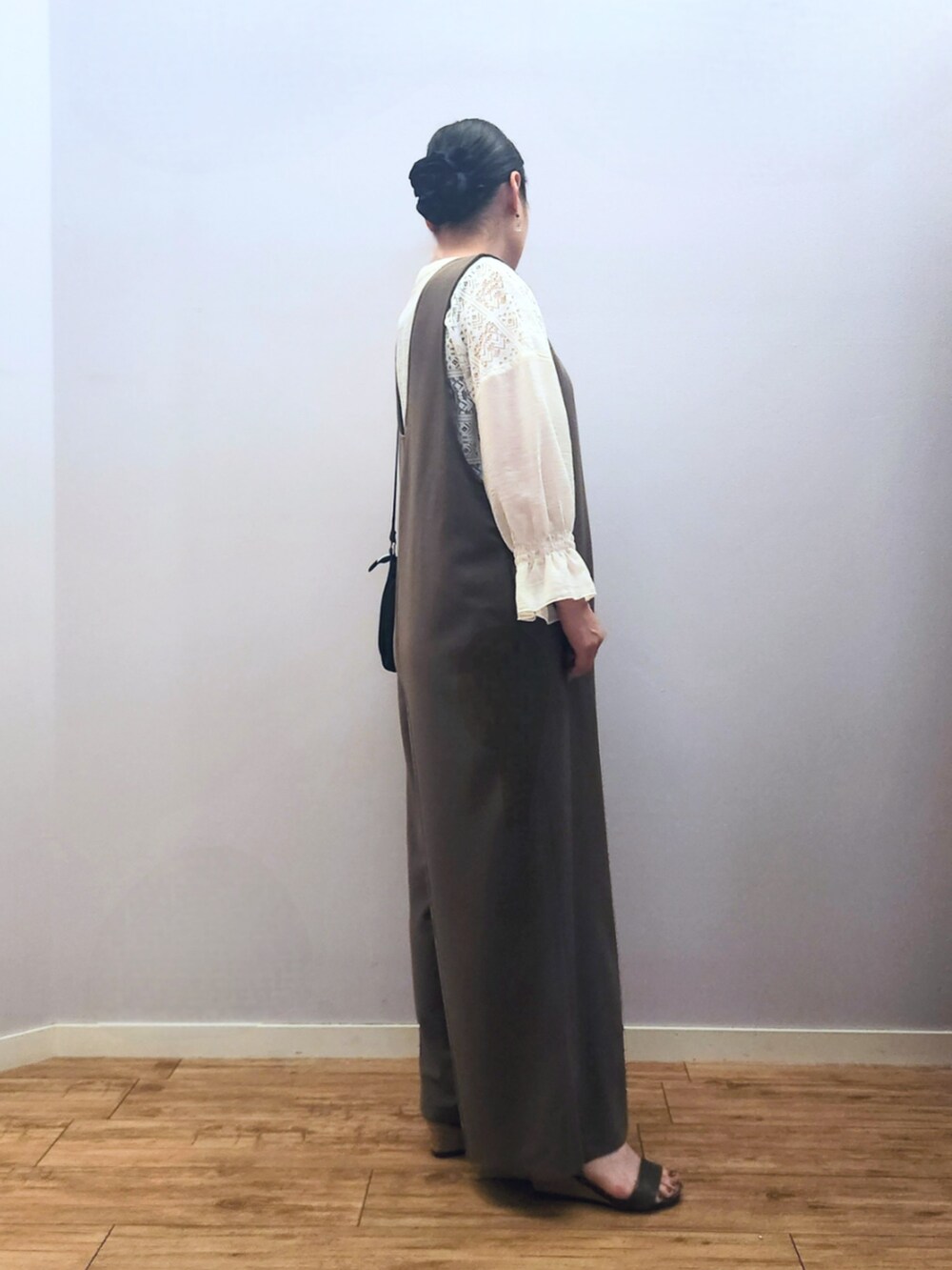 ブラック系のショルダーバッグ、その他のサンダル、ホワイト系のシャツ/ブラウスを着用したレディースの夏コーディネートの3枚目の写真