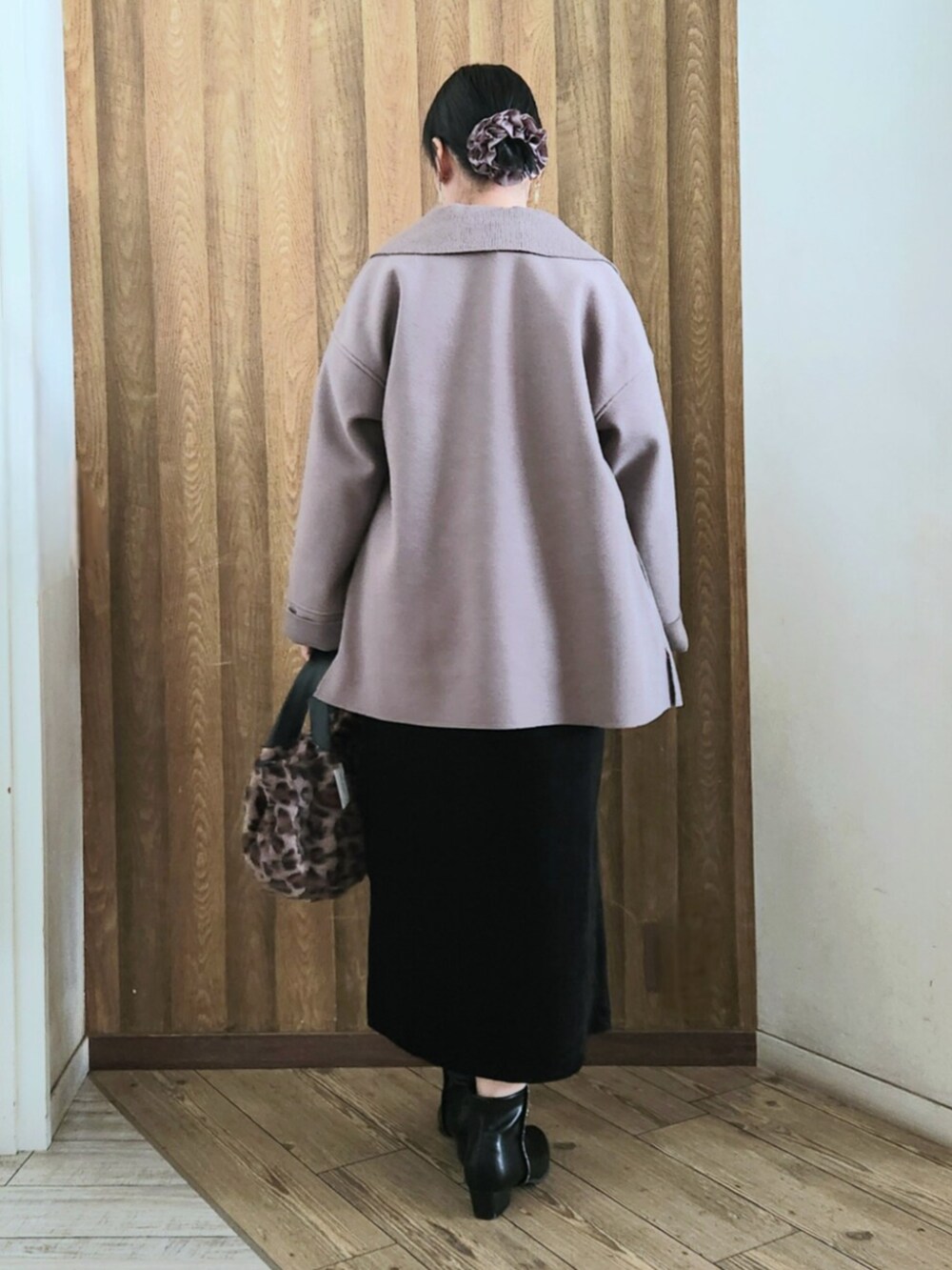 ブラック系のブーツ、ブラウン系のテーラードジャケット、ブラウン系のトートバッグを着用したレディースの秋コーディネートの3枚目の写真