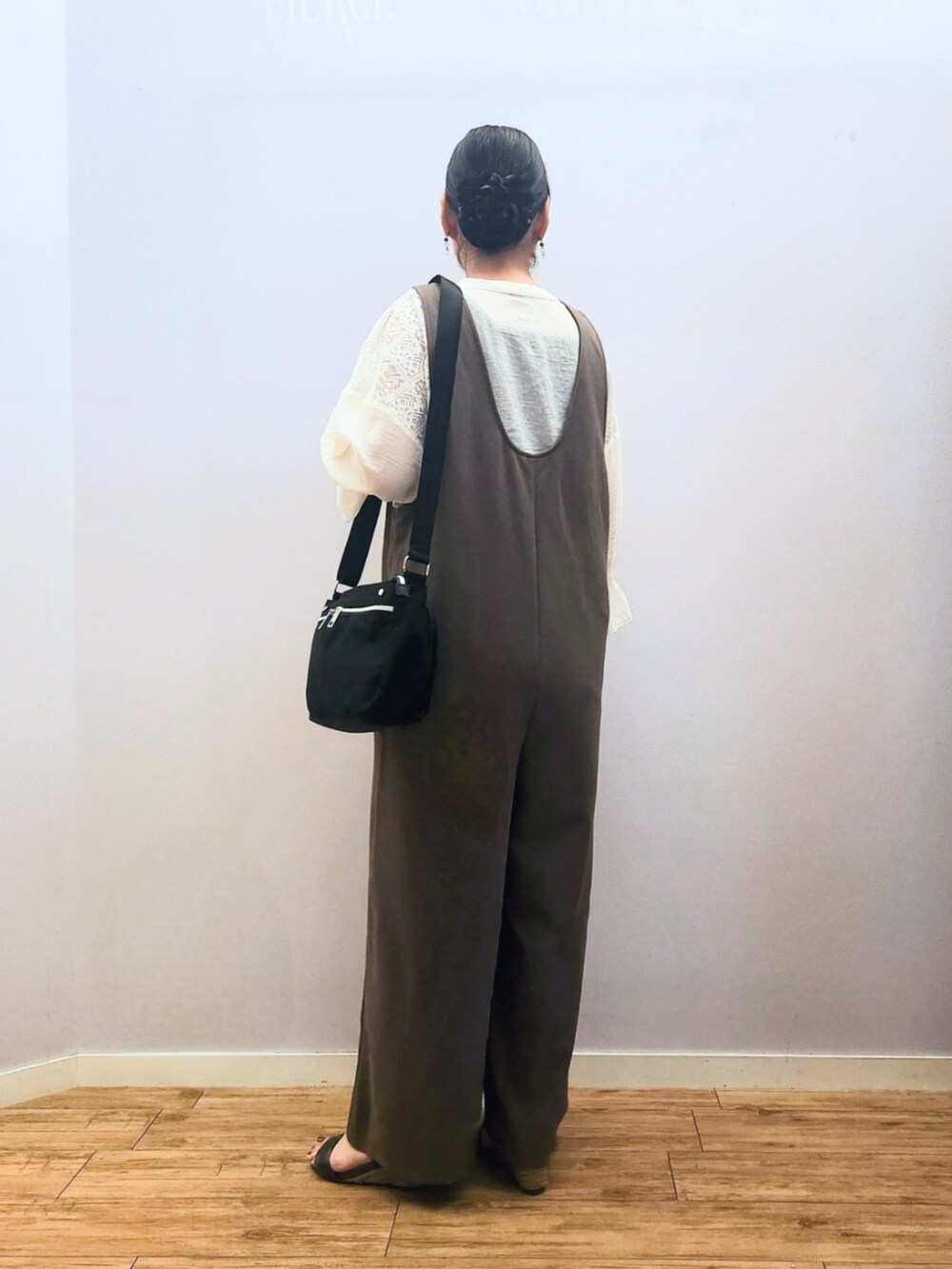 ブラック系のショルダーバッグ、その他のサンダル、ホワイト系のシャツ/ブラウスを着用したレディースの夏コーディネートの4枚目の写真