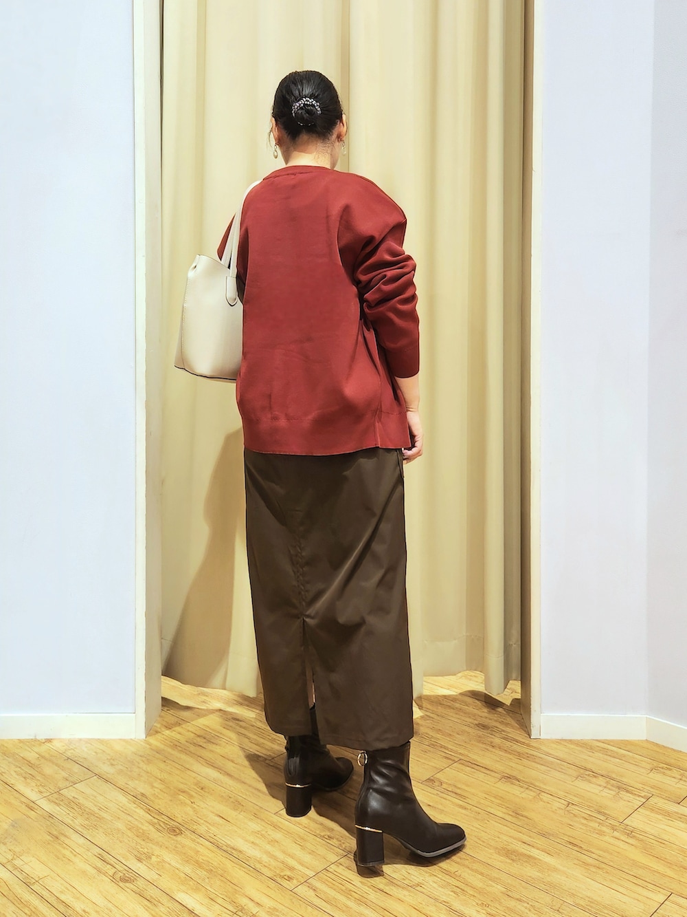 ホワイト系のTシャツ/カットソー、ブラウン系のブーツ、ブラウン系のスカートを着用したレディースの秋コーディネートの7枚目の写真