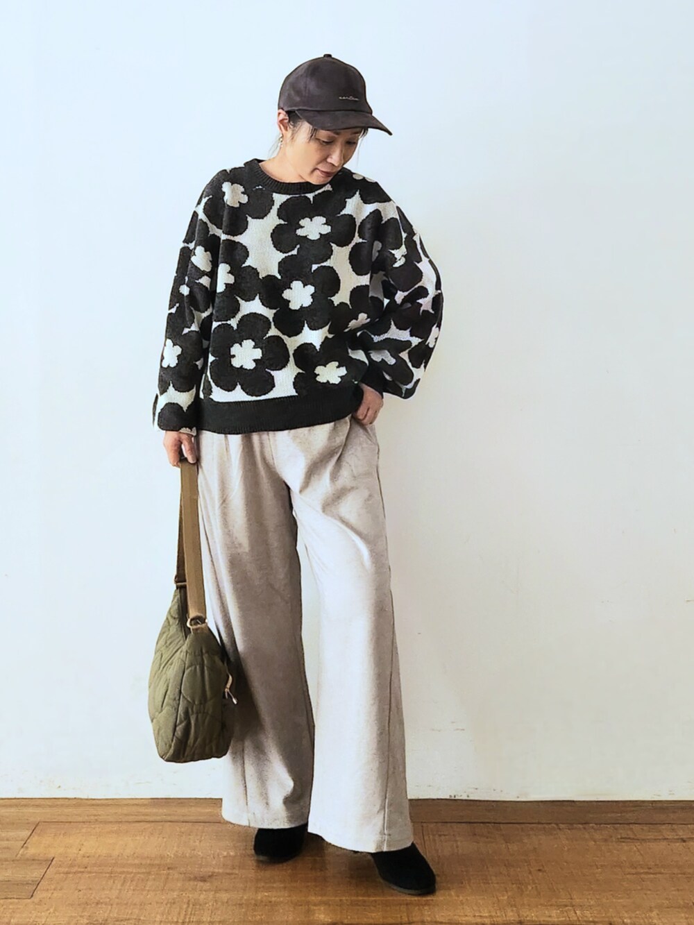 ブラック系のブーツ、グレー系のその他パンツ、グレー系のニット/セーターを着用したレディースの秋コーディネートの4枚目の写真