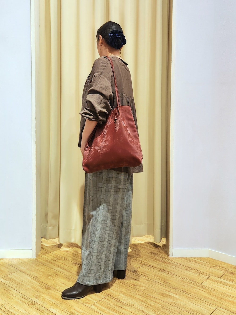ブラック系のTシャツ/カットソー、グレー系のその他パンツ、ブラウン系のブーツを着用したレディースの秋コーディネートの4枚目の写真
