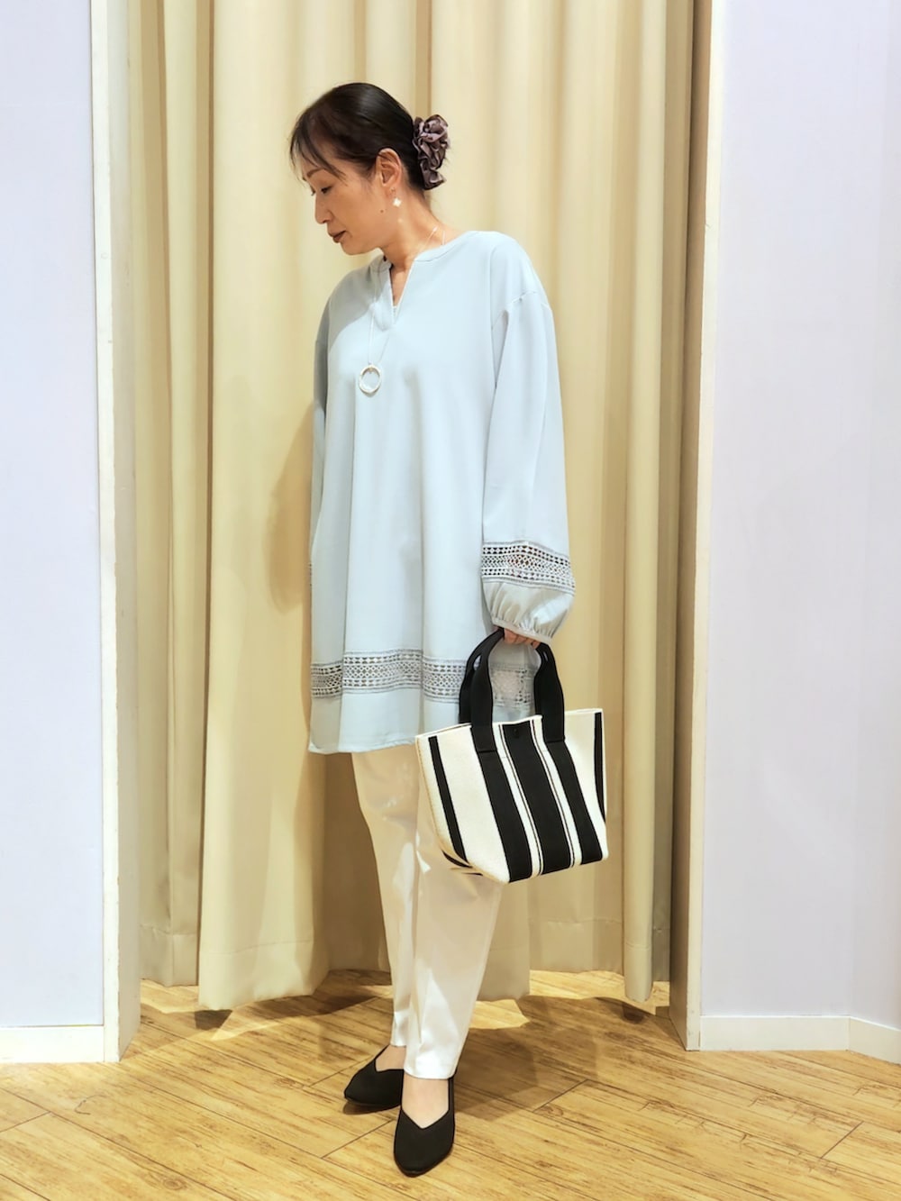 ブラック系のパンプス、ホワイト系のその他パンツ、ブラック系のトートバッグを着用したレディースの春コーディネートの2枚目の写真