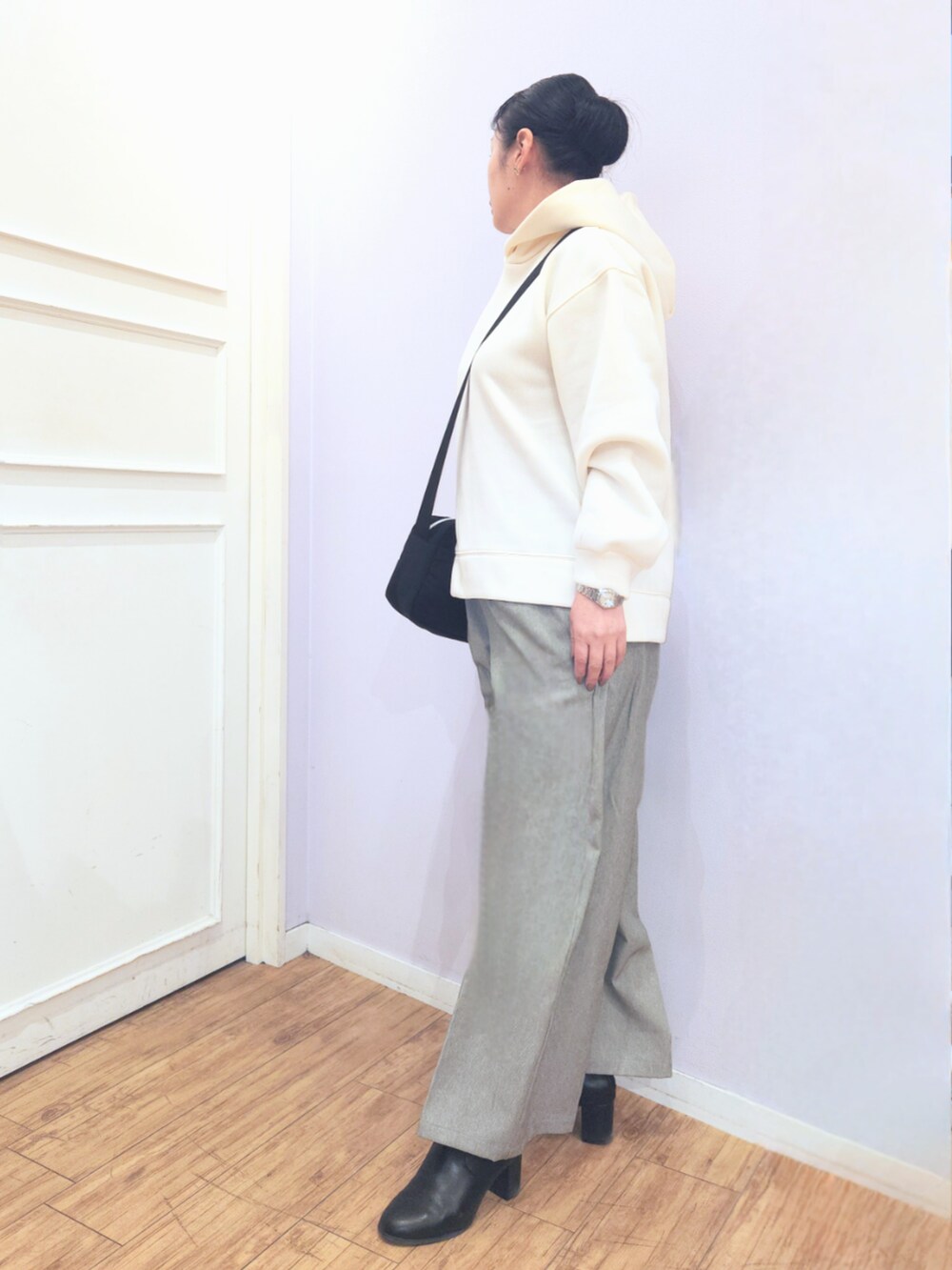 ブラック系のブーツ、グレー系のその他パンツ、ホワイト系のスウェットを着用したレディースの冬コーディネートの5枚目の写真