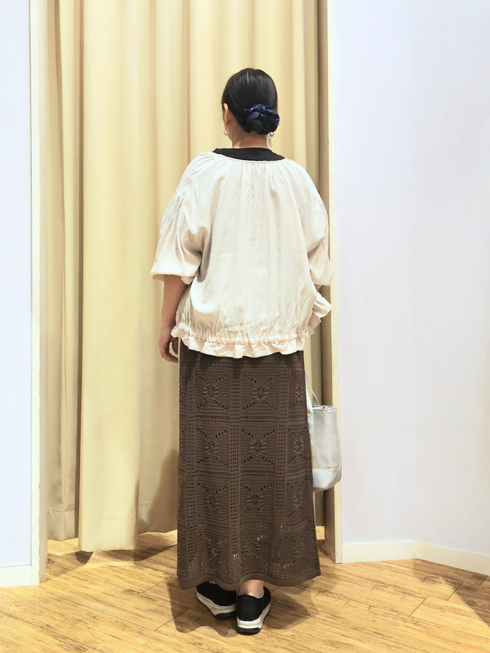 ブラック系のスニーカー、ブラウン系のスカート、ブラック系のTシャツ/カットソーを着用したレディースの夏コーディネートの5枚目の写真