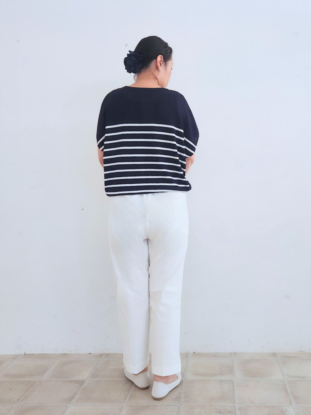ホワイト系のパンプス、ホワイト系のその他パンツ、ブラック系のショルダーバッグを着用したレディースの夏コーディネートの3枚目の写真