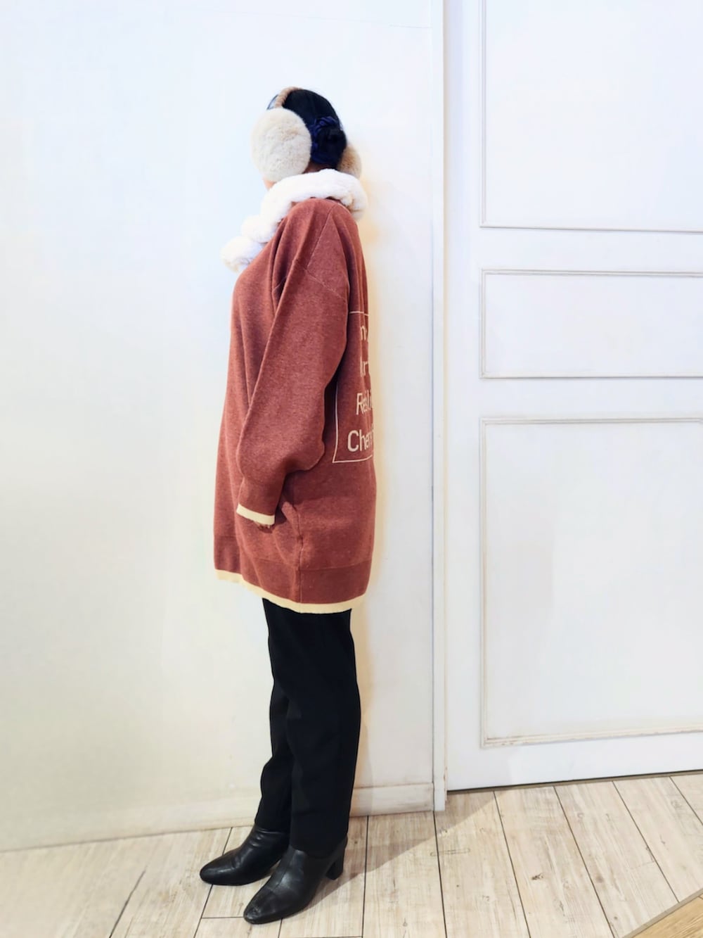 ブラック系のその他パンツ、ブラウン系のチュニック、ブラック系のブーツを着用したレディースの冬コーディネートの2枚目の写真