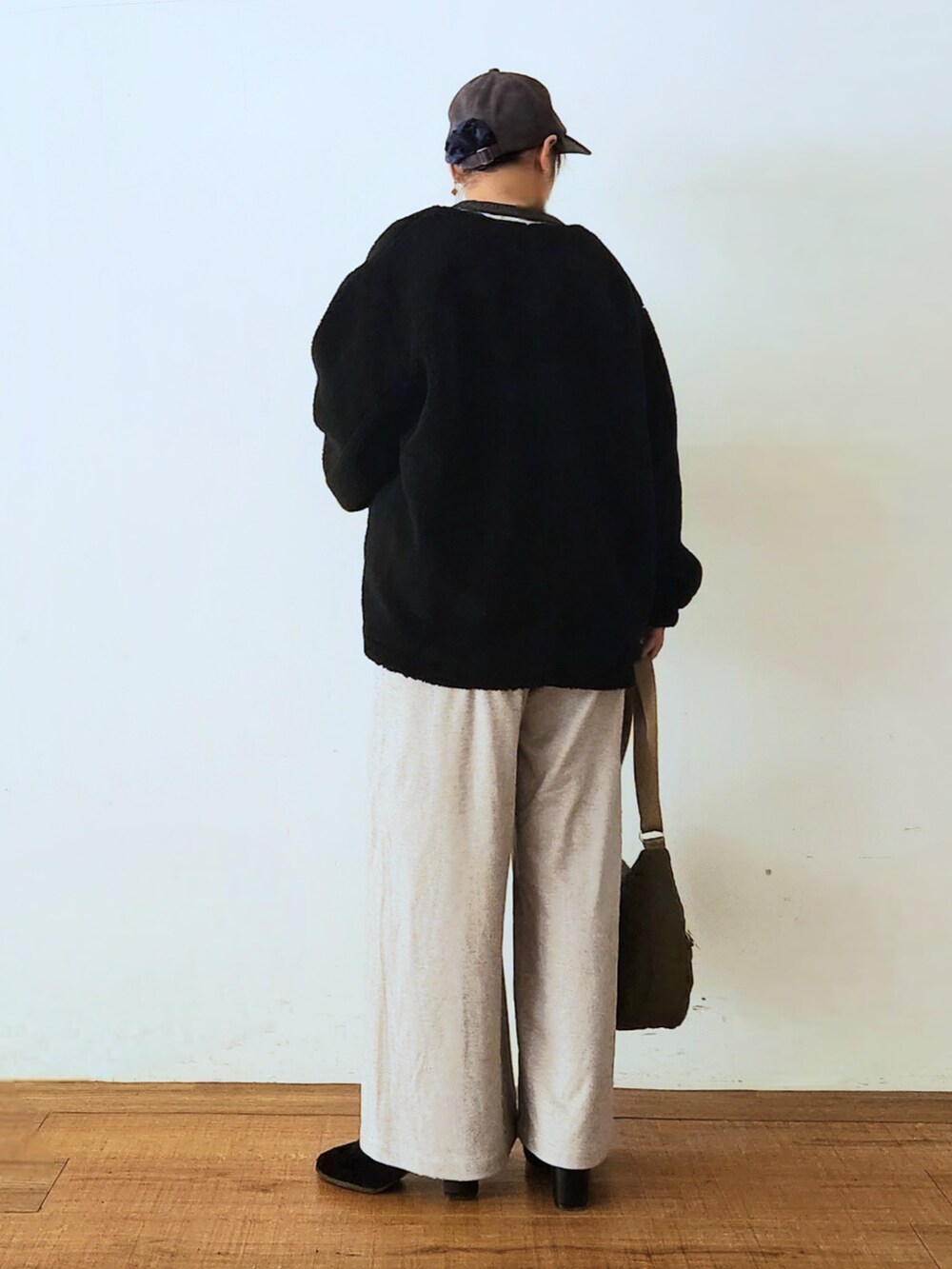 ブラック系のブーツ、グレー系のその他パンツ、グレー系のニット/セーターを着用したレディースの秋コーディネートの3枚目の写真